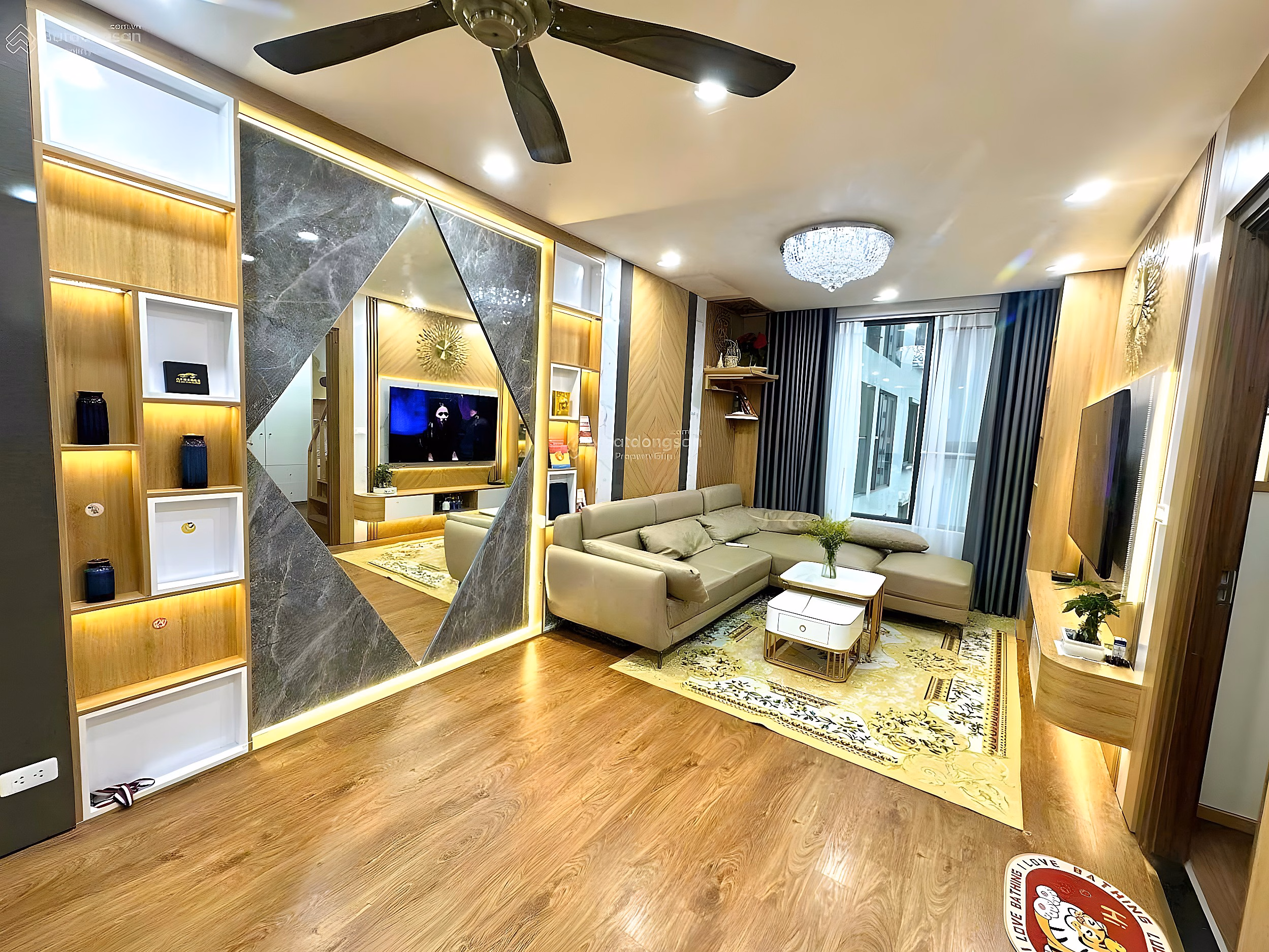 The homeowner needs to urgently sell a 75m2 apartment with 2 bedrooms, fully furnished and beautiful in Eco Green City apartment