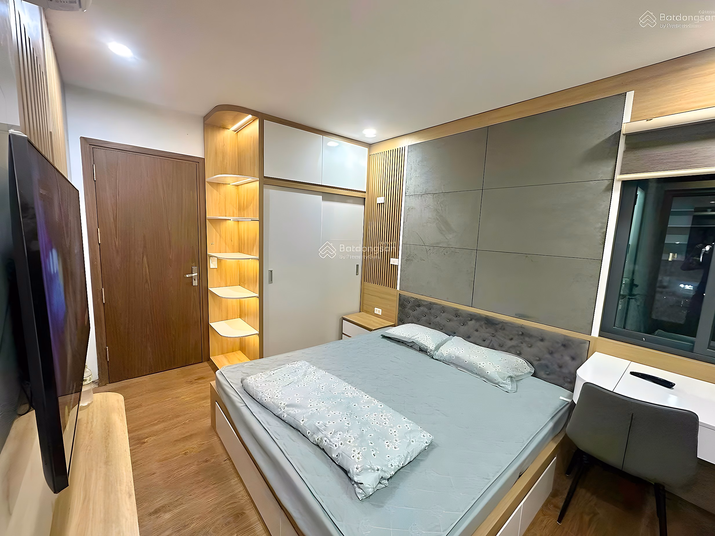 The homeowner needs to urgently sell a 75m2 apartment with 2 bedrooms, fully furnished and beautiful in Eco Green City apartment