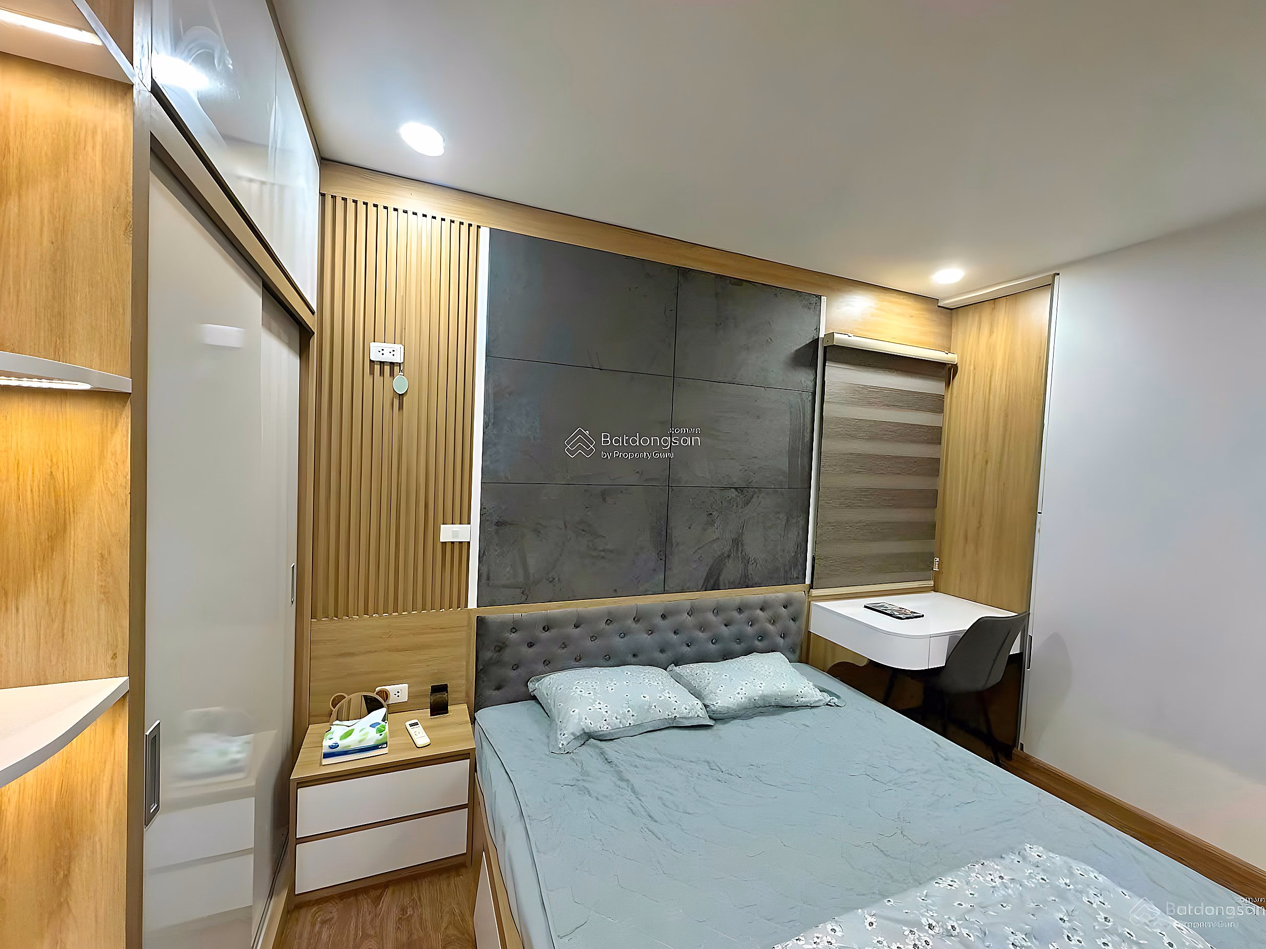 The homeowner needs to urgently sell a 75m2 apartment with 2 bedrooms, fully furnished and beautiful in Eco Green City apartment