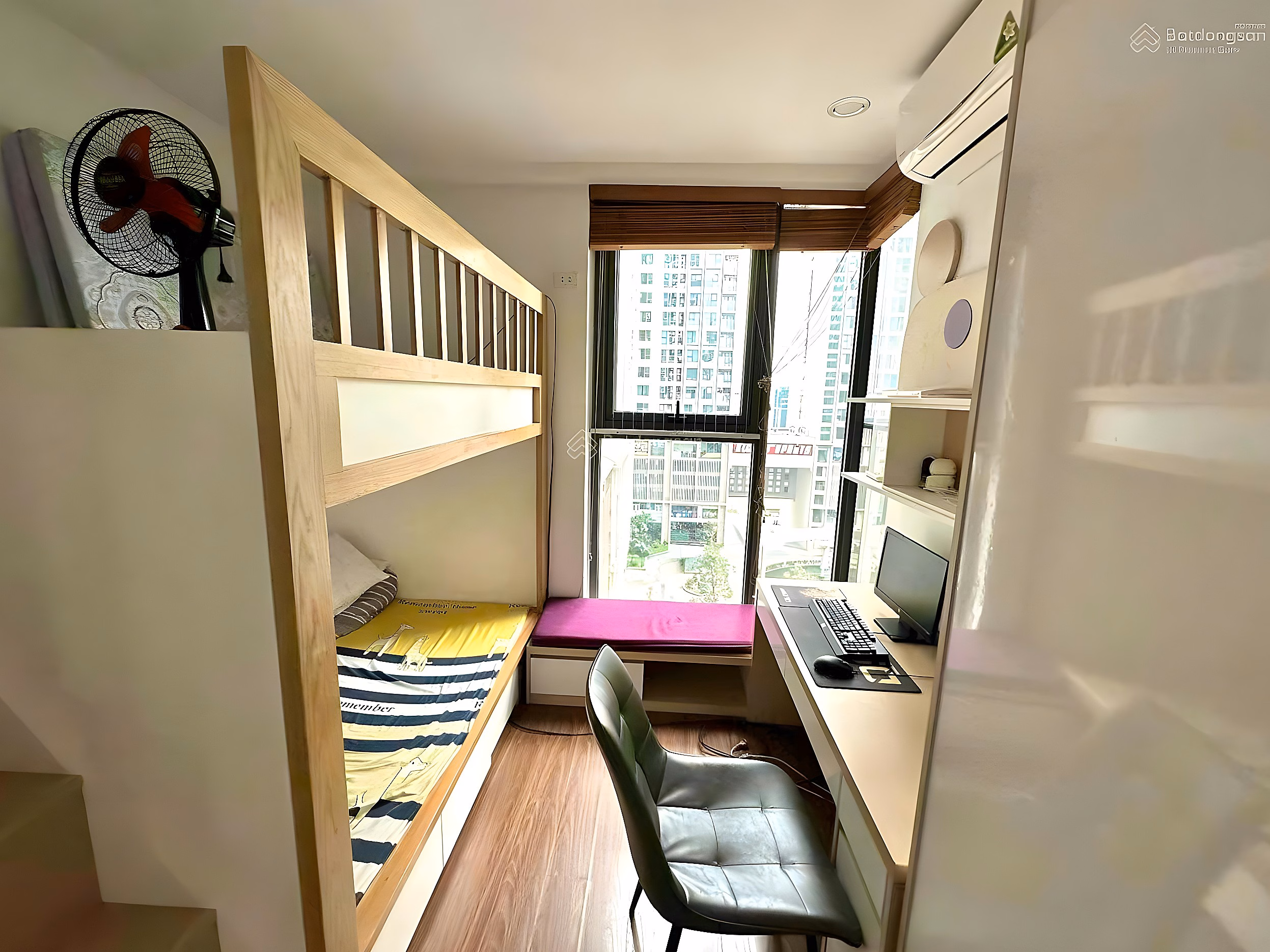 The homeowner needs to urgently sell a 75m2 apartment with 2 bedrooms, fully furnished and beautiful in Eco Green City apartment