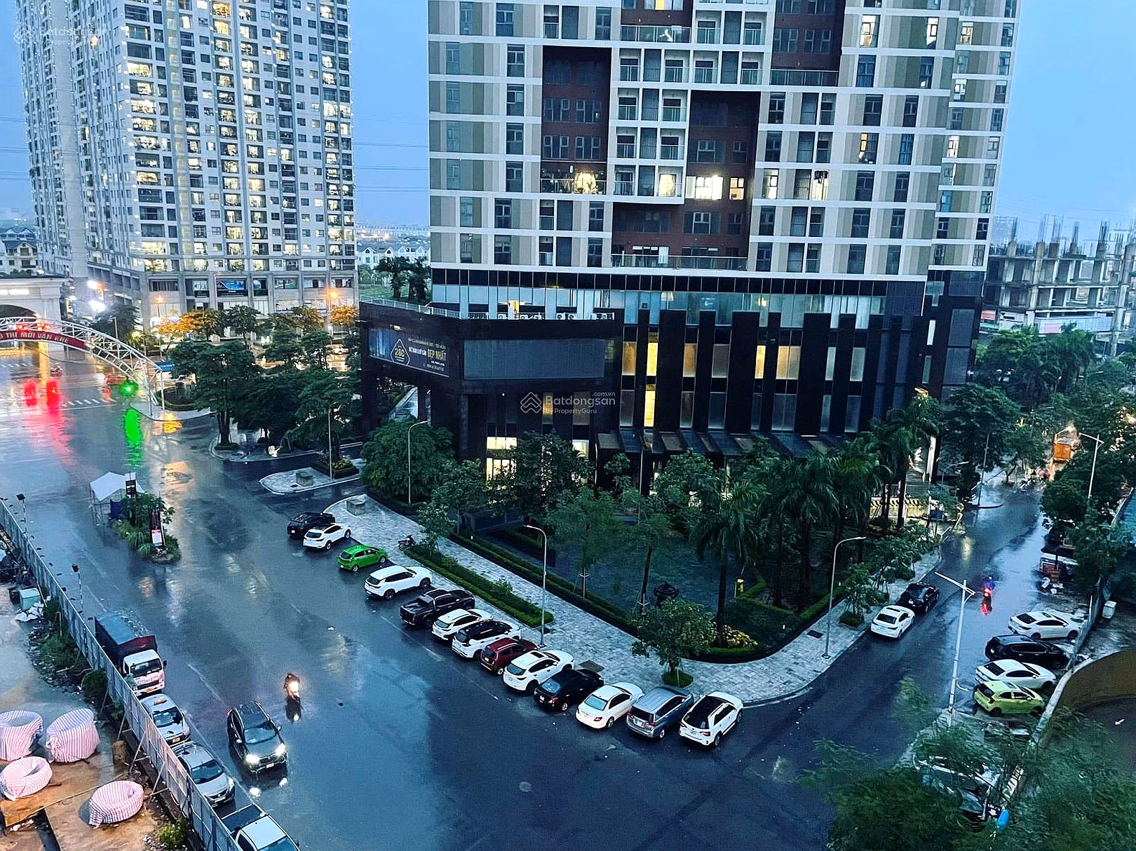 Selling public space in Van Khe urban area - Ha Dong, area: 105m², 3 bedrooms. Super nice corner apartment, beautiful new house, full furniture