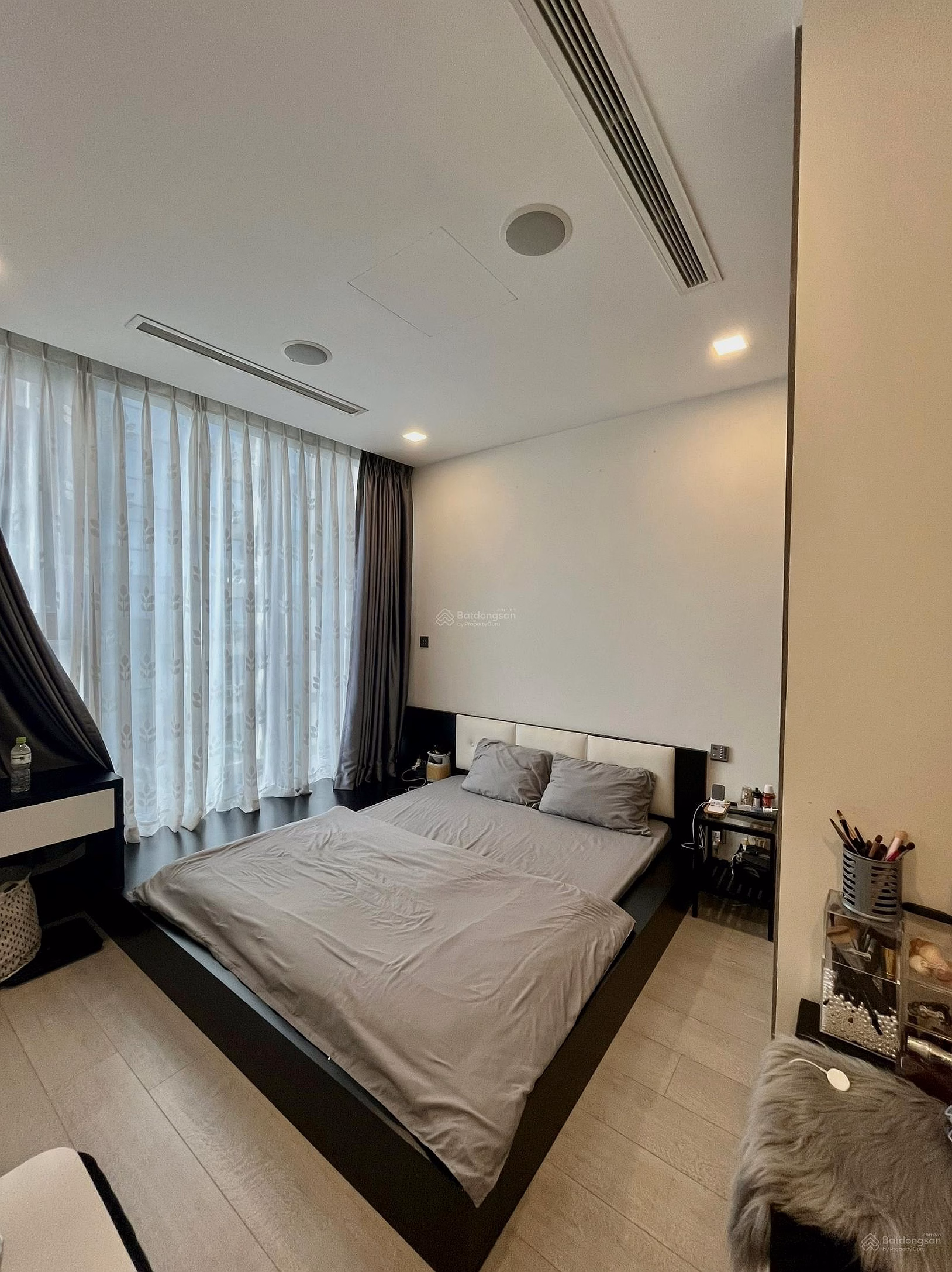 Apartment for sale at CC Screc Tower, District 3, Truong Sa, area 92m2, 2 bedrooms, 2 bathrooms, book price 5.4 billion*** Hung