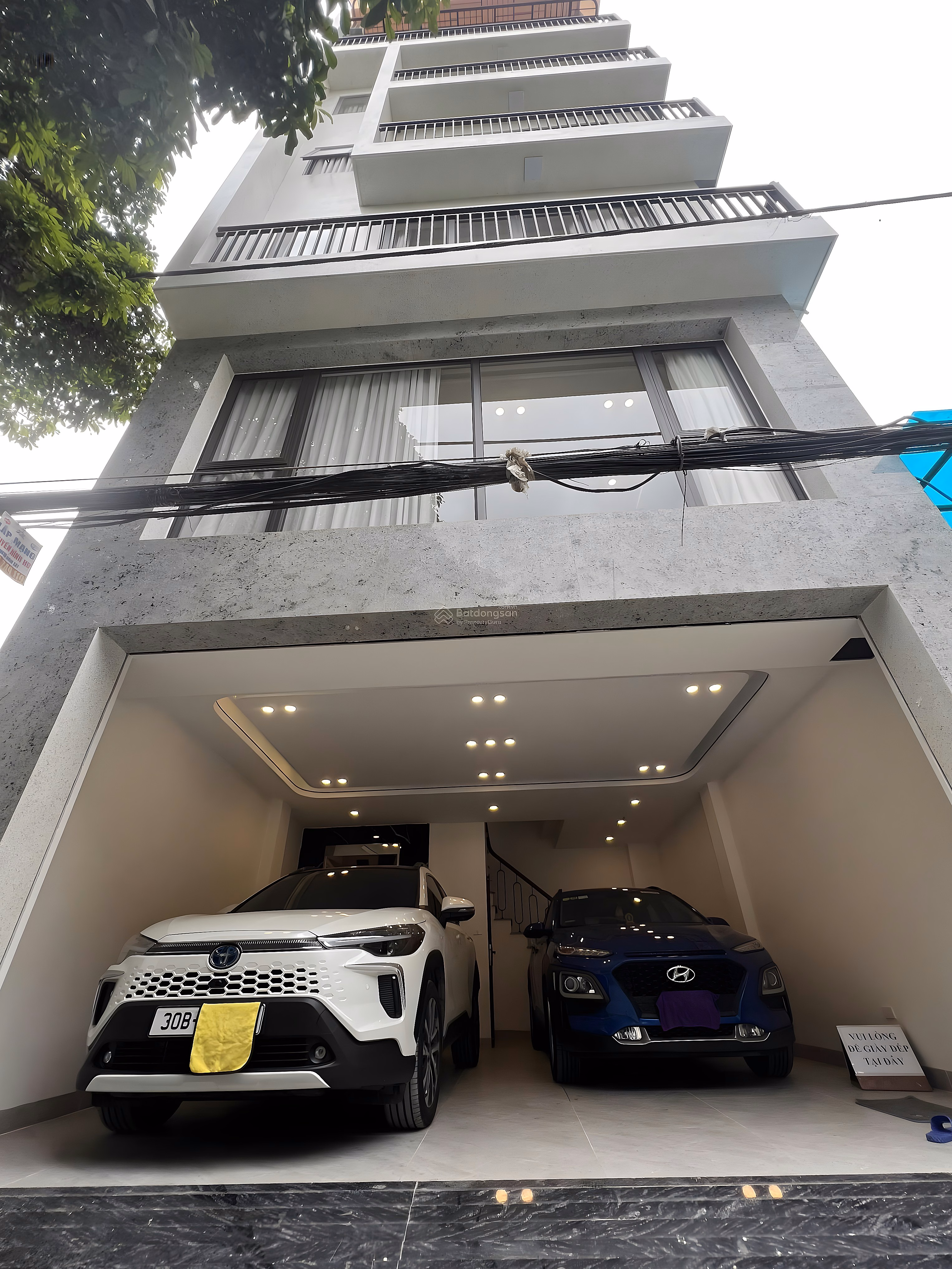 Selling Gia Thuong townhouse, corner lot with 8 elevator floors, top business. Area 85/55m². 17.9 billion. Invest