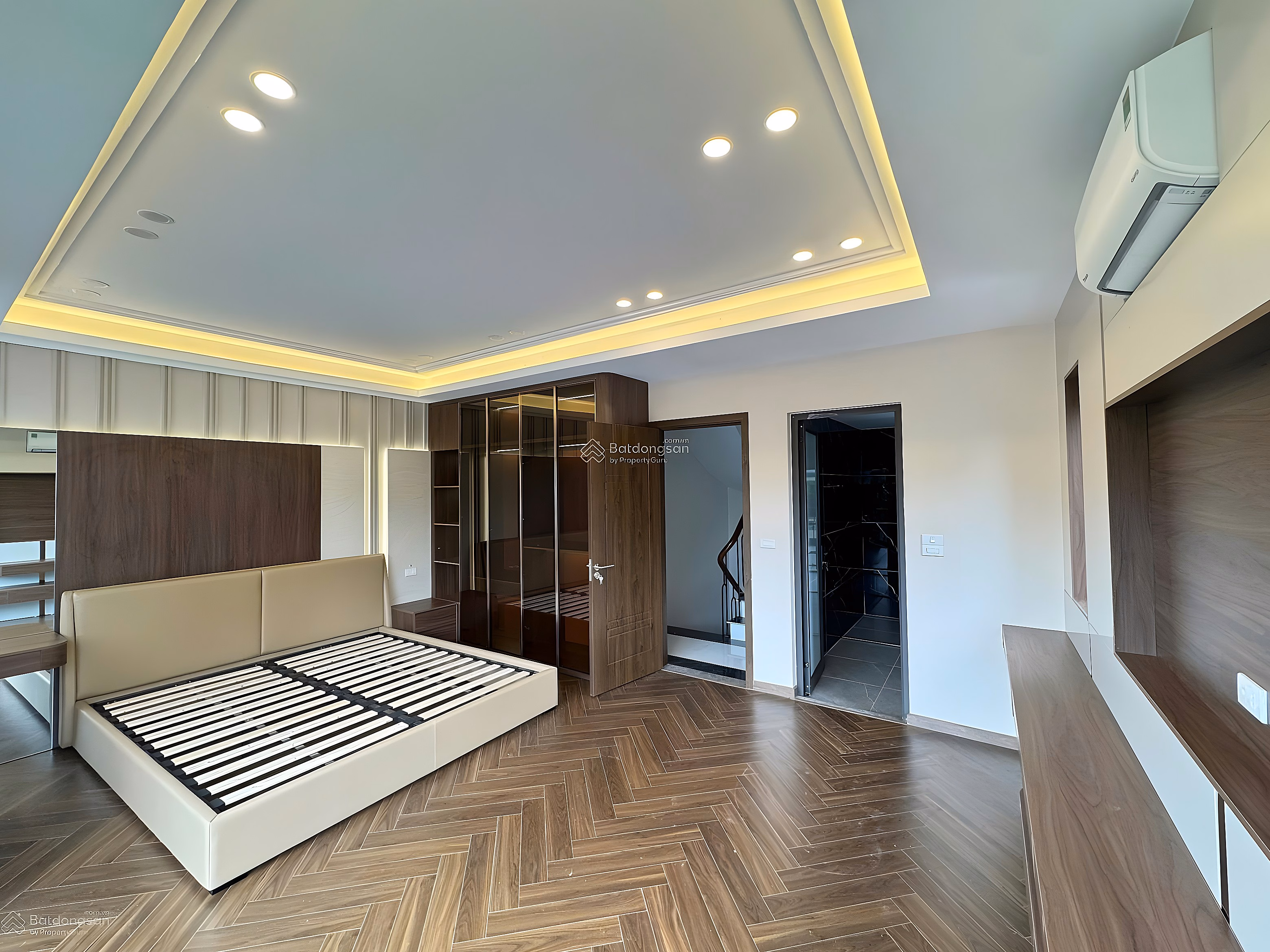 Selling Gia Thuong townhouse, corner lot with 8 elevator floors, top business. Area 85/55m². 17.9 billion. Invest