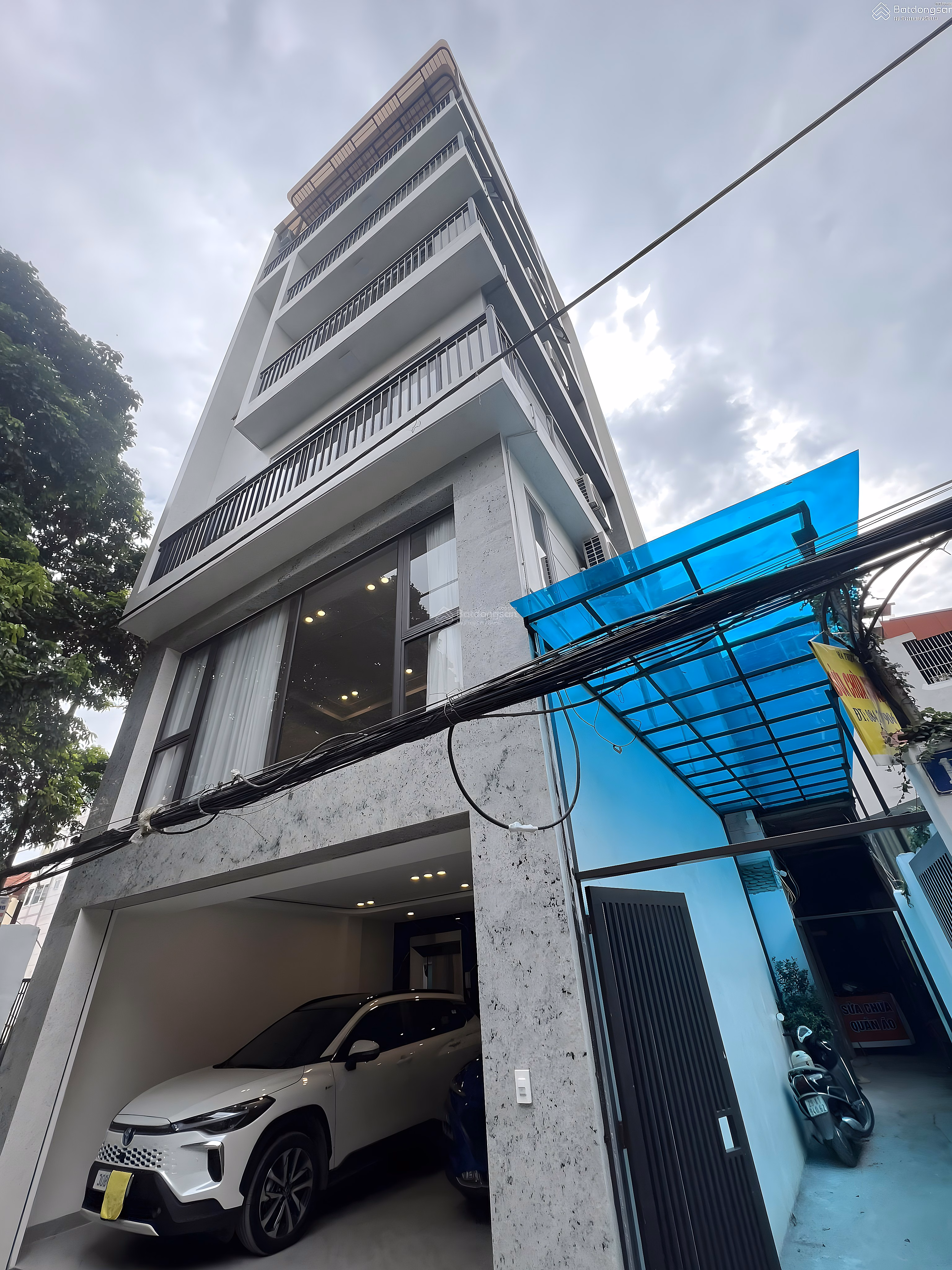 Selling Gia Thuong townhouse, corner lot with 8 elevator floors, top business. Area 85/55m². 17.9 billion. Invest