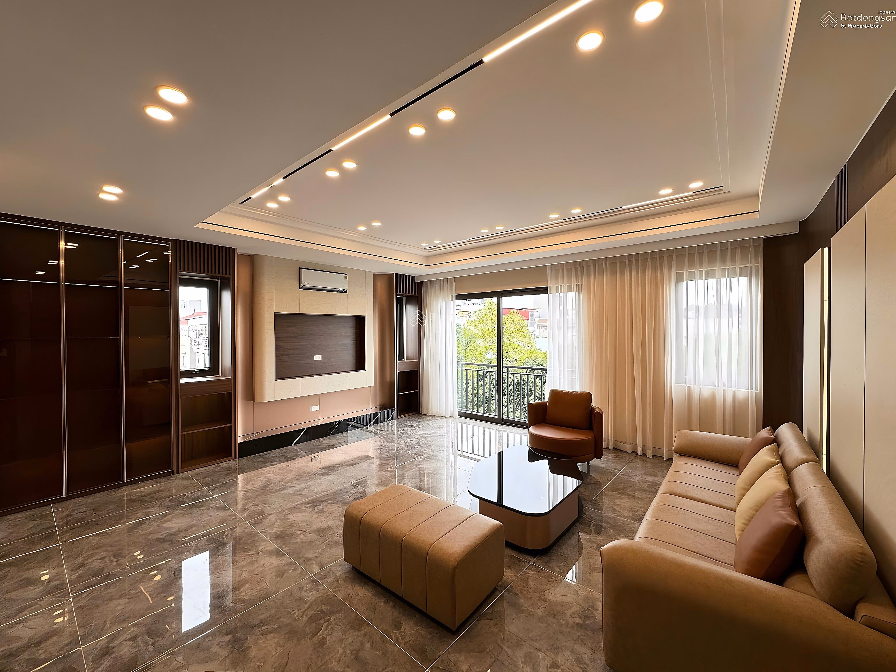 Selling Gia Thuong townhouse, corner lot with 8 elevator floors, top business. Area 85/55m². 17.9 billion. Invest