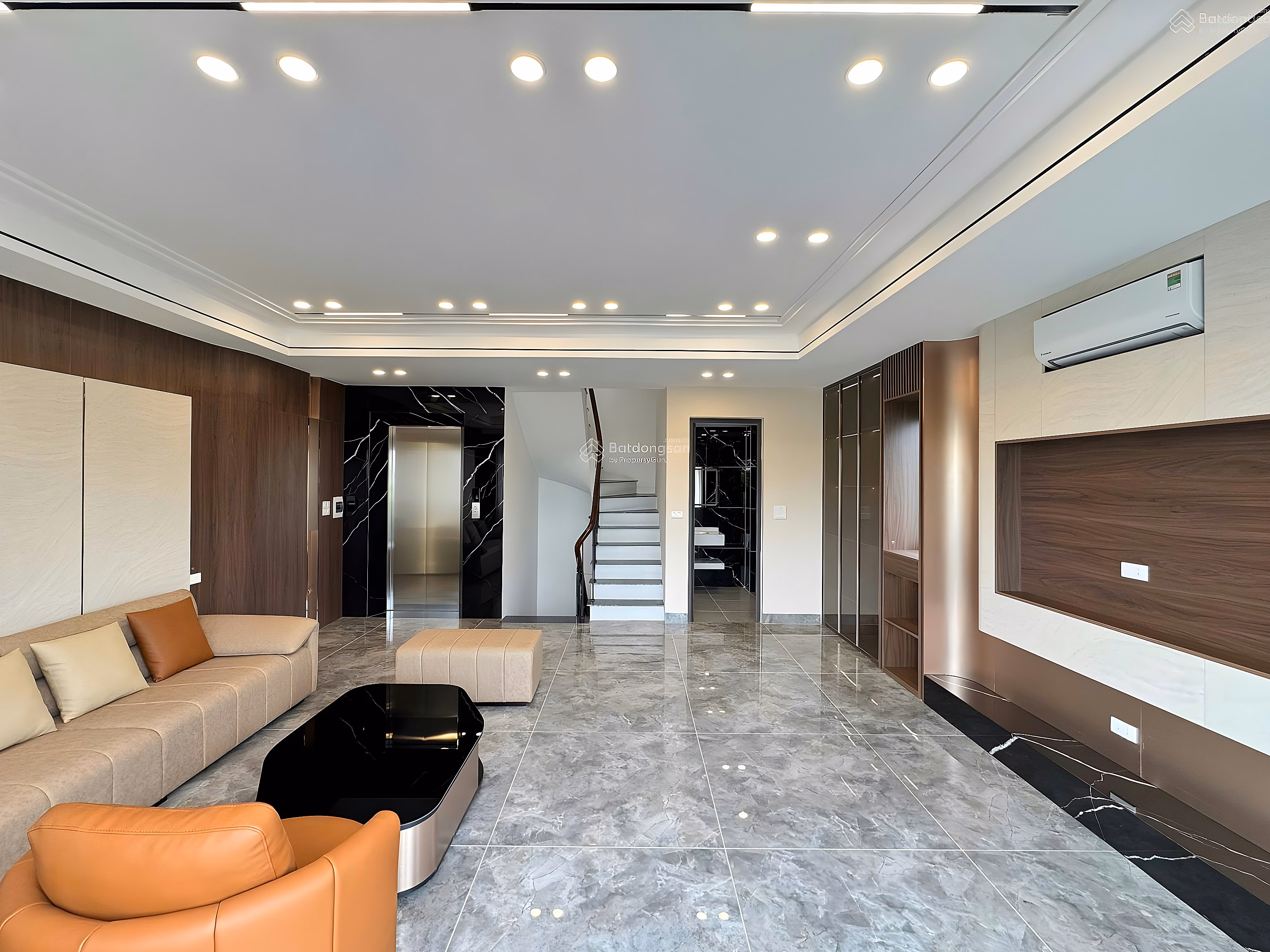 Selling Gia Thuong townhouse, corner lot with 8 elevator floors, top business. Area 85/55m². 17.9 billion. Invest