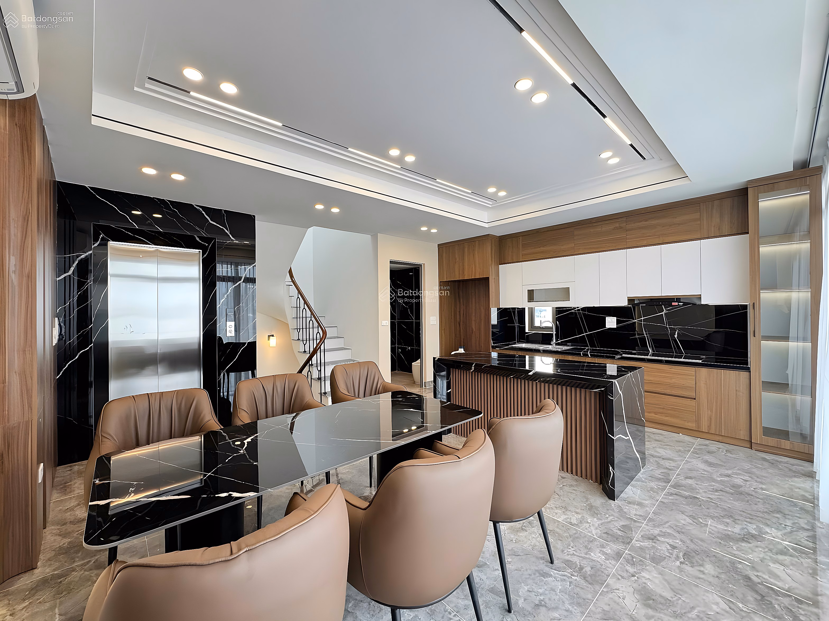 Selling Gia Thuong townhouse, corner lot with 8 elevator floors, top business. Area 85/55m². 17.9 billion. Invest