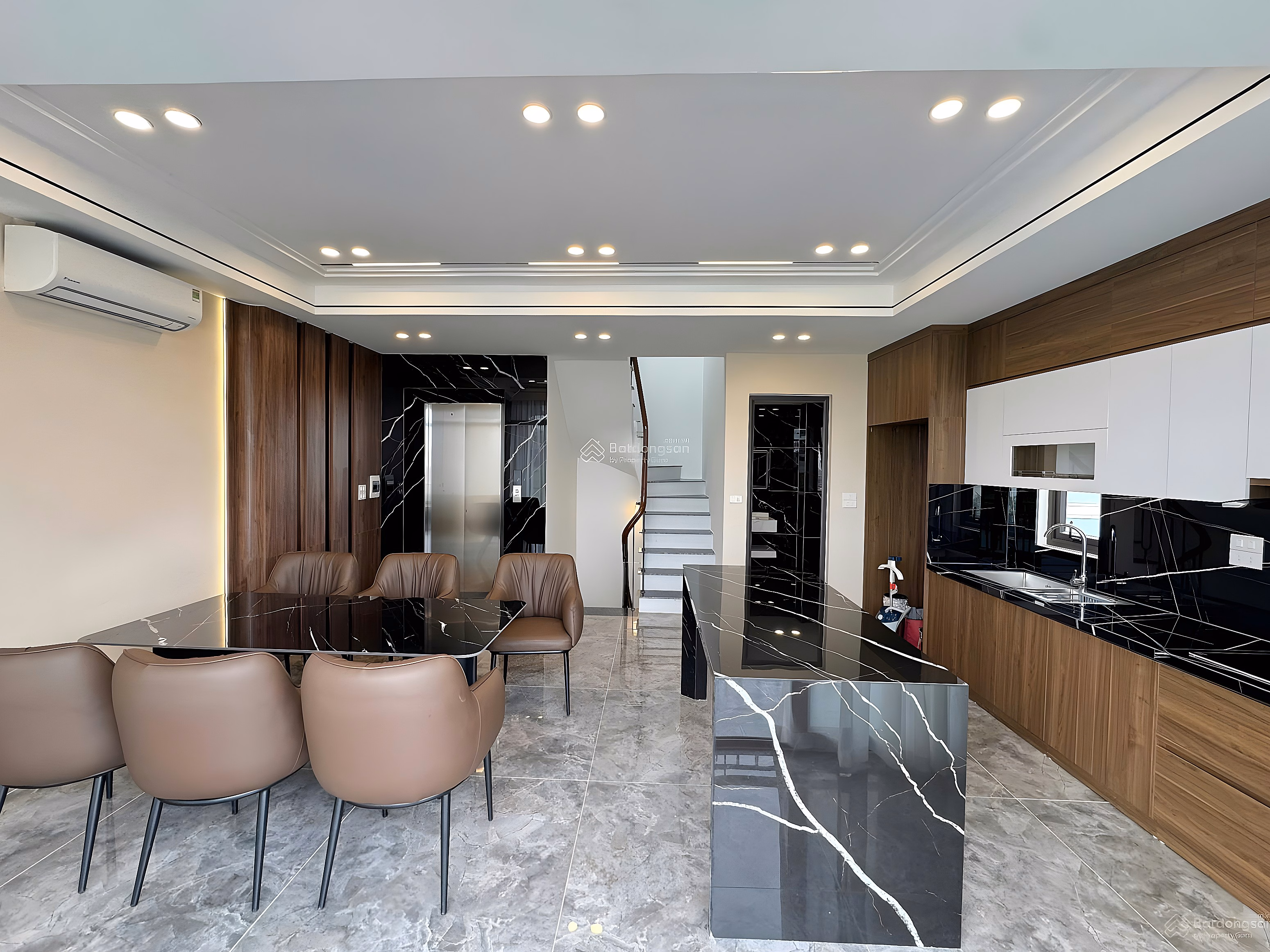 Selling Gia Thuong townhouse, corner lot with 8 elevator floors, top business. Area 85/55m². 17.9 billion. Invest
