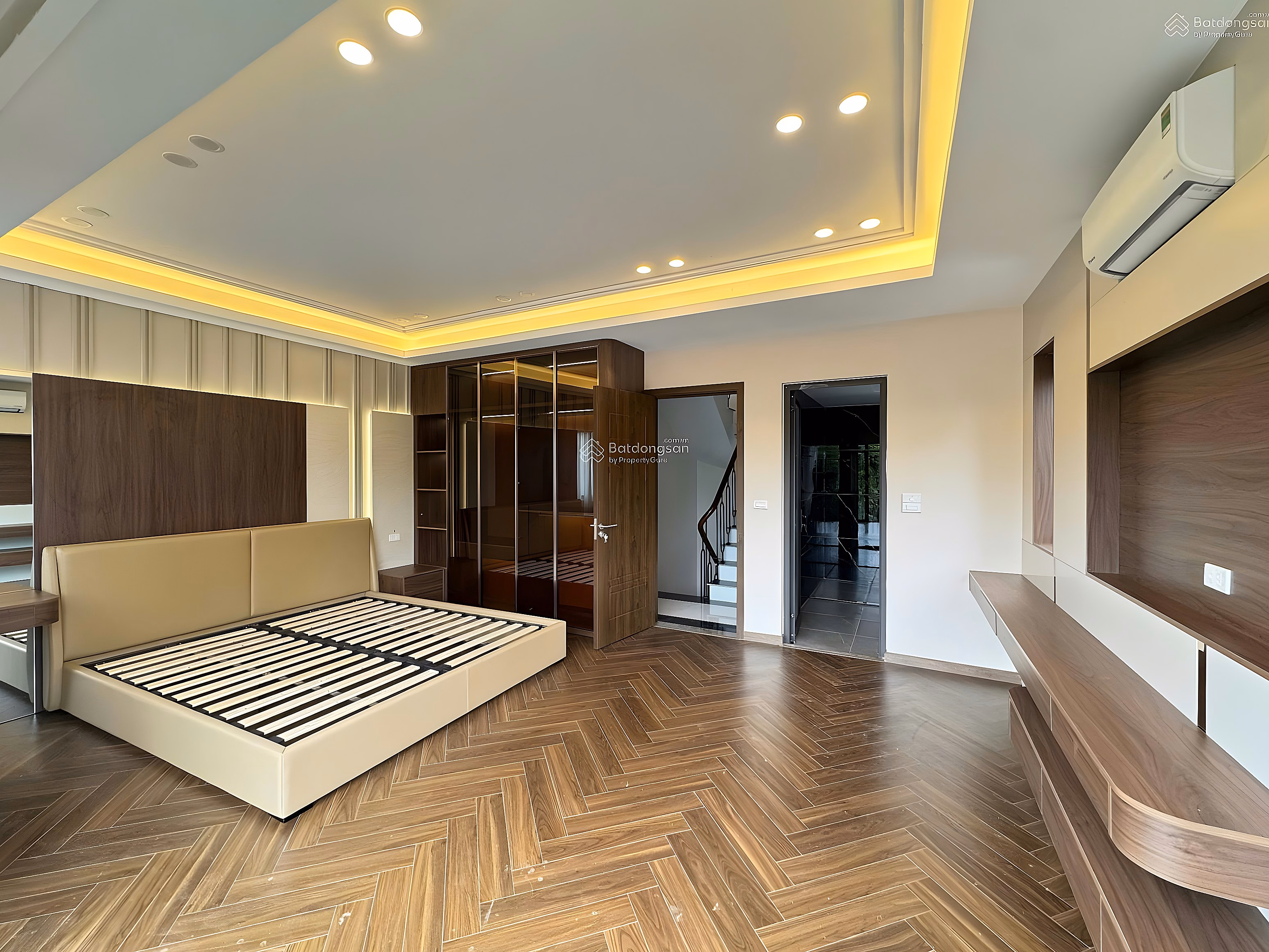 Selling Gia Thuong townhouse, corner lot with 8 elevator floors, top business. Area 85/55m². 17.9 billion. Invest