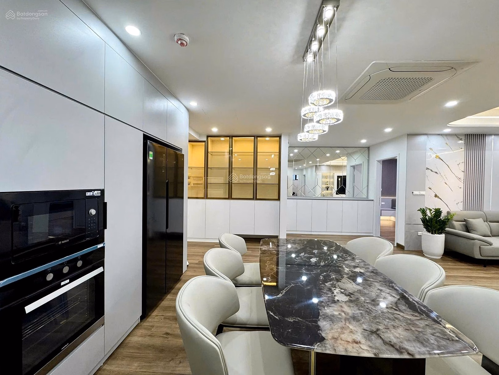 The owner offers to sell a 2-bedroom apartment with an area of ​​66.8m2 at Golden Field Apartment, 24 Nguyen Co Thach My Dinh.