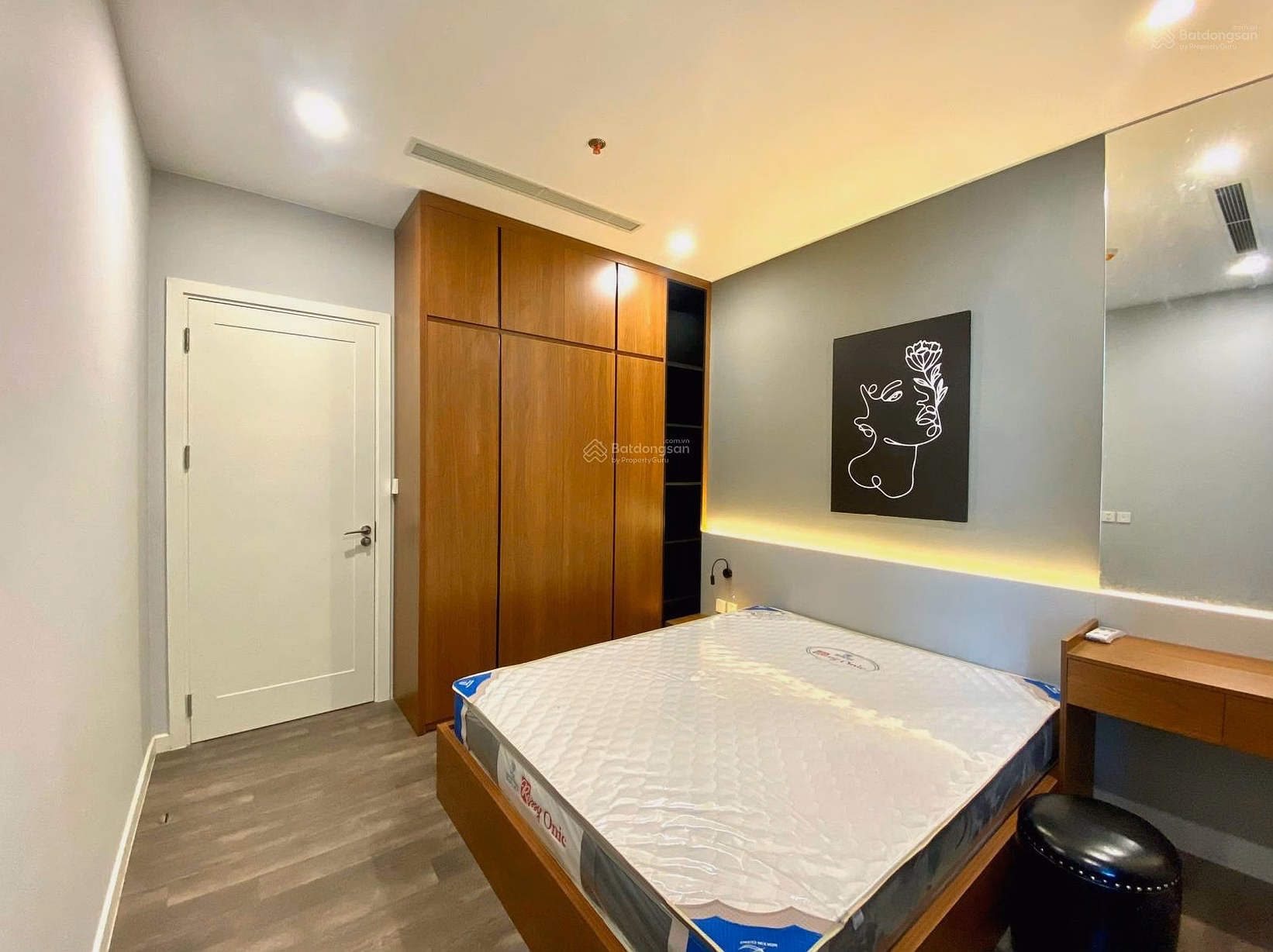 Hot. The owner offers to sell a 3-bedroom apartment with an area of ​​131m² at The Nine Apartment, No. 9 Pham Van Dong, Cau Dien, Hanoi