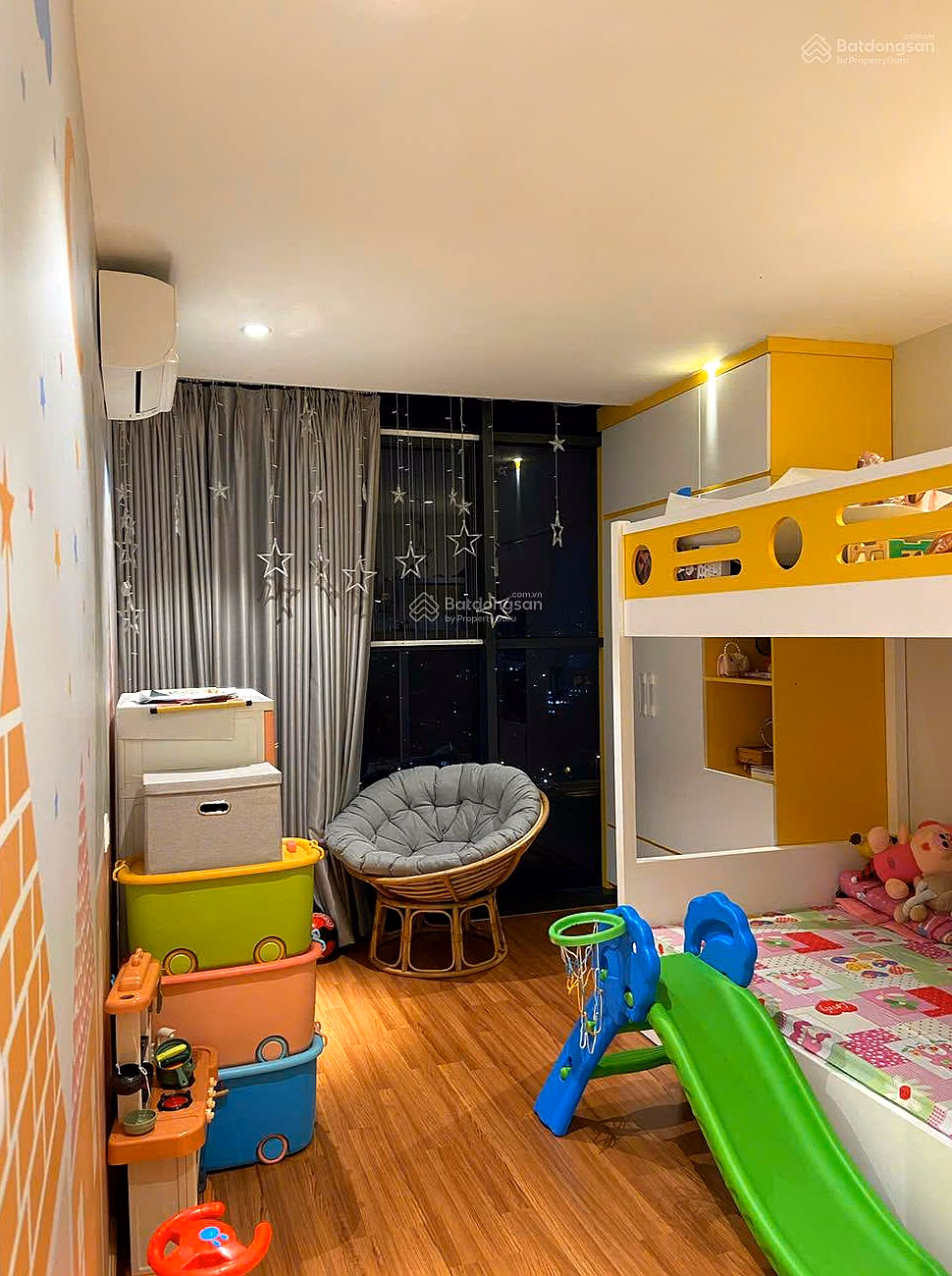The owner is selling the corner apartment of Au building, Gold season project, 102m2, 3 bedrooms, 2 bathrooms. Fully furnished, with car slot