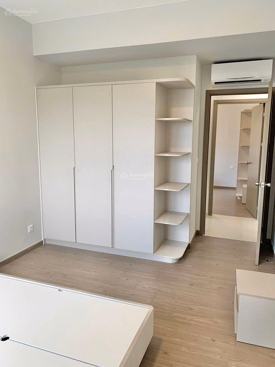 There are articles with apartments for sale. 3-bedroom corner apartment optimizes space and purchase price. Only 3,650 billion. Contact Huong: 0909 086 ***