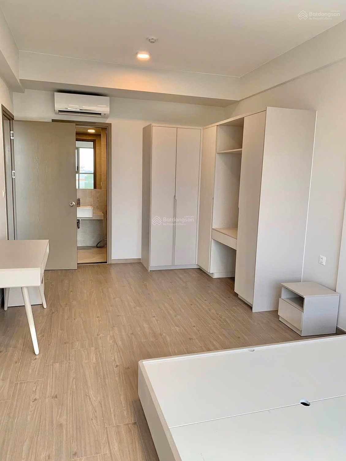 There are articles with apartments for sale. 3-bedroom corner apartment optimizes space and purchase price. Only 3,650 billion. Contact Huong: 0909 086 ***