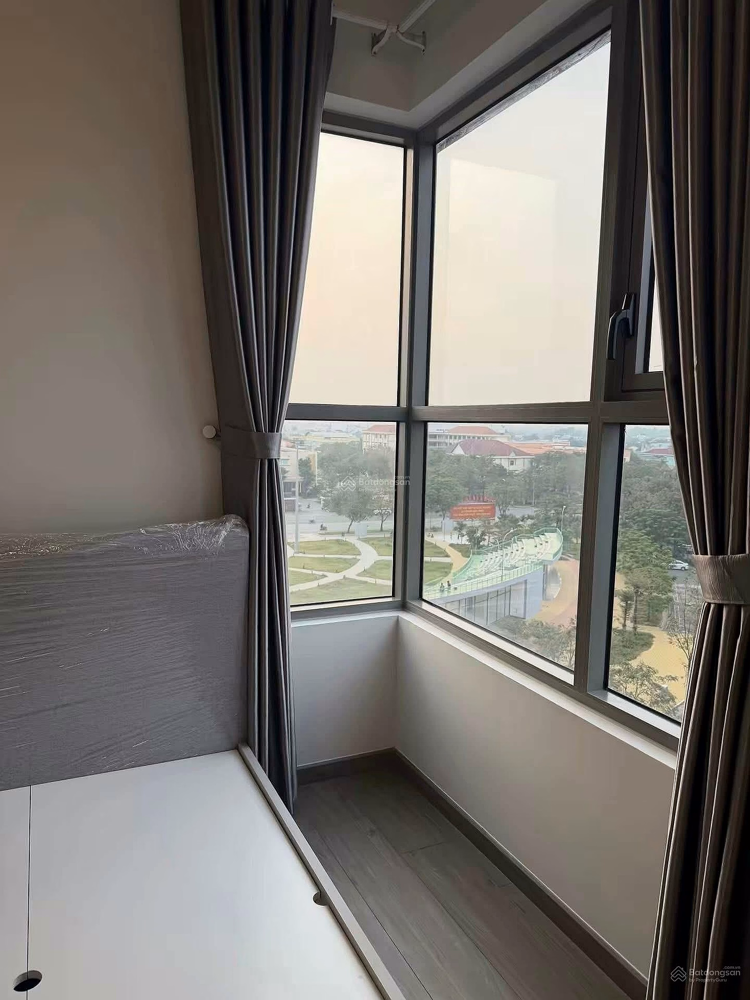 There are articles with apartments for sale. 3-bedroom corner apartment optimizes space and purchase price. Only 3,650 billion. Contact Huong: 0909 086 ***