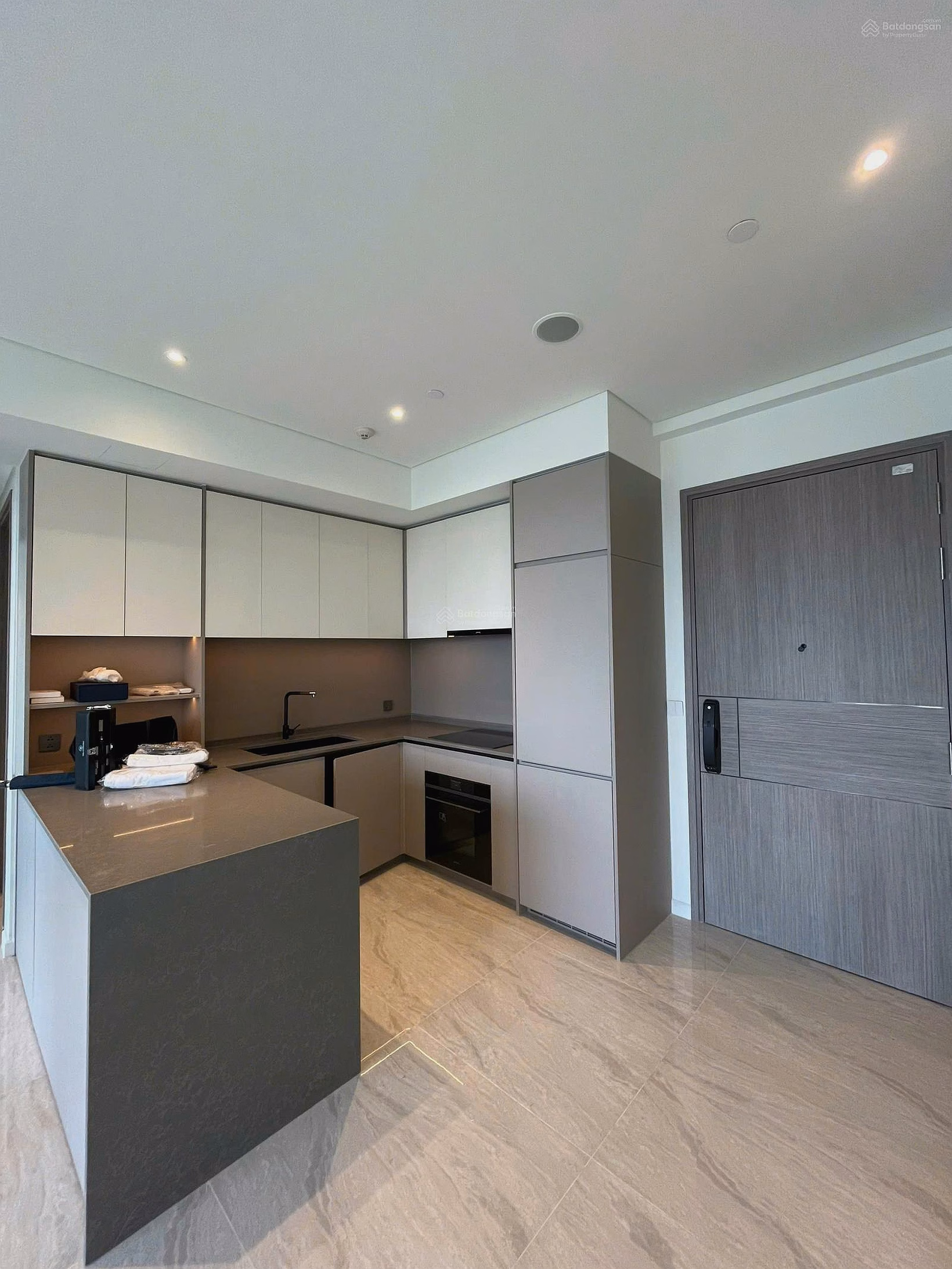 Selling 2-bedroom apartment at The Opera - Metropole, high floor, river view in District 1, 35 billion