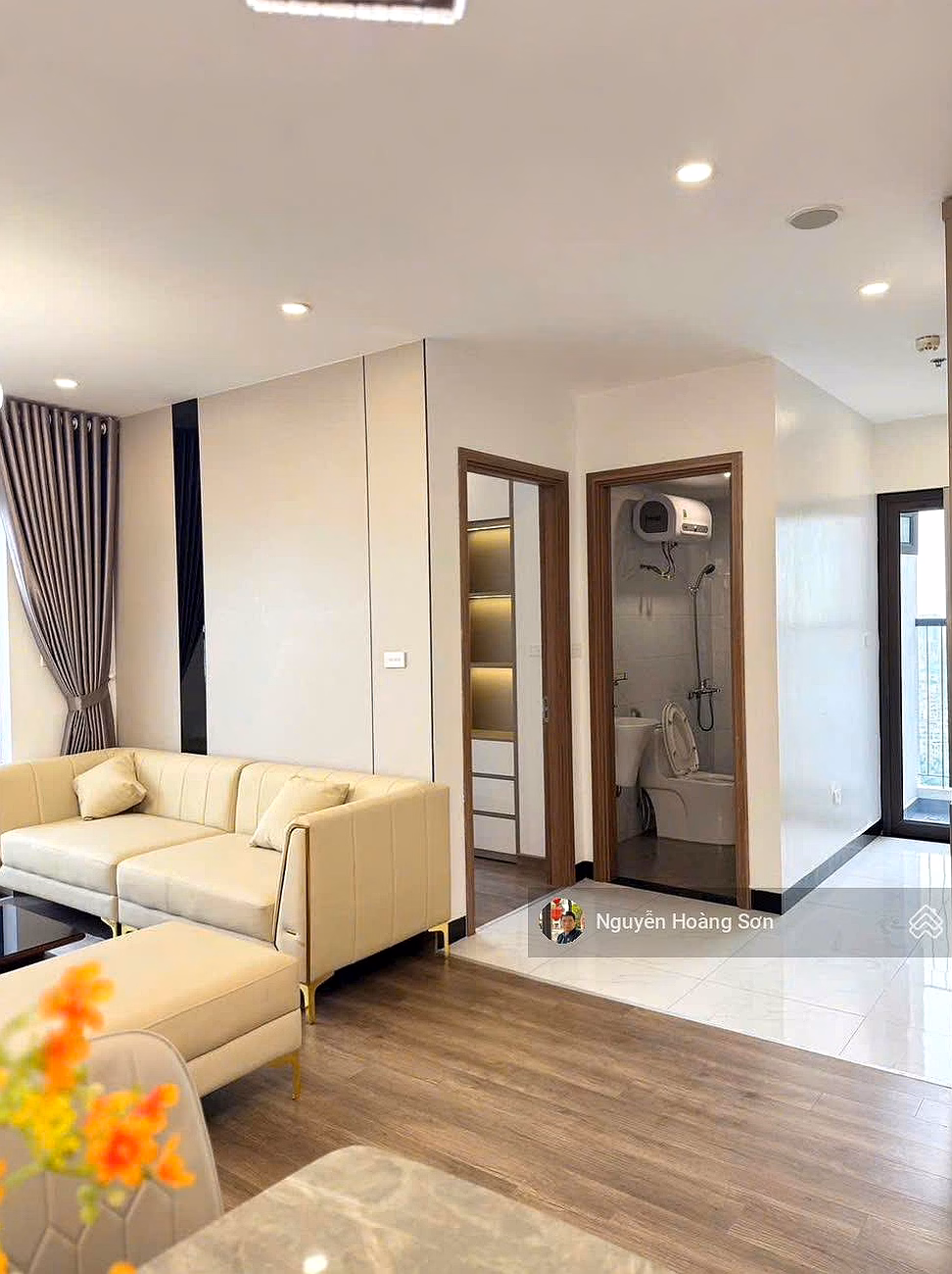 The owner is willing to sell a 2-bedroom, 80m2 corner apartment on the middle floor in Discovery Central apartment building. Son - 0906 244 ***