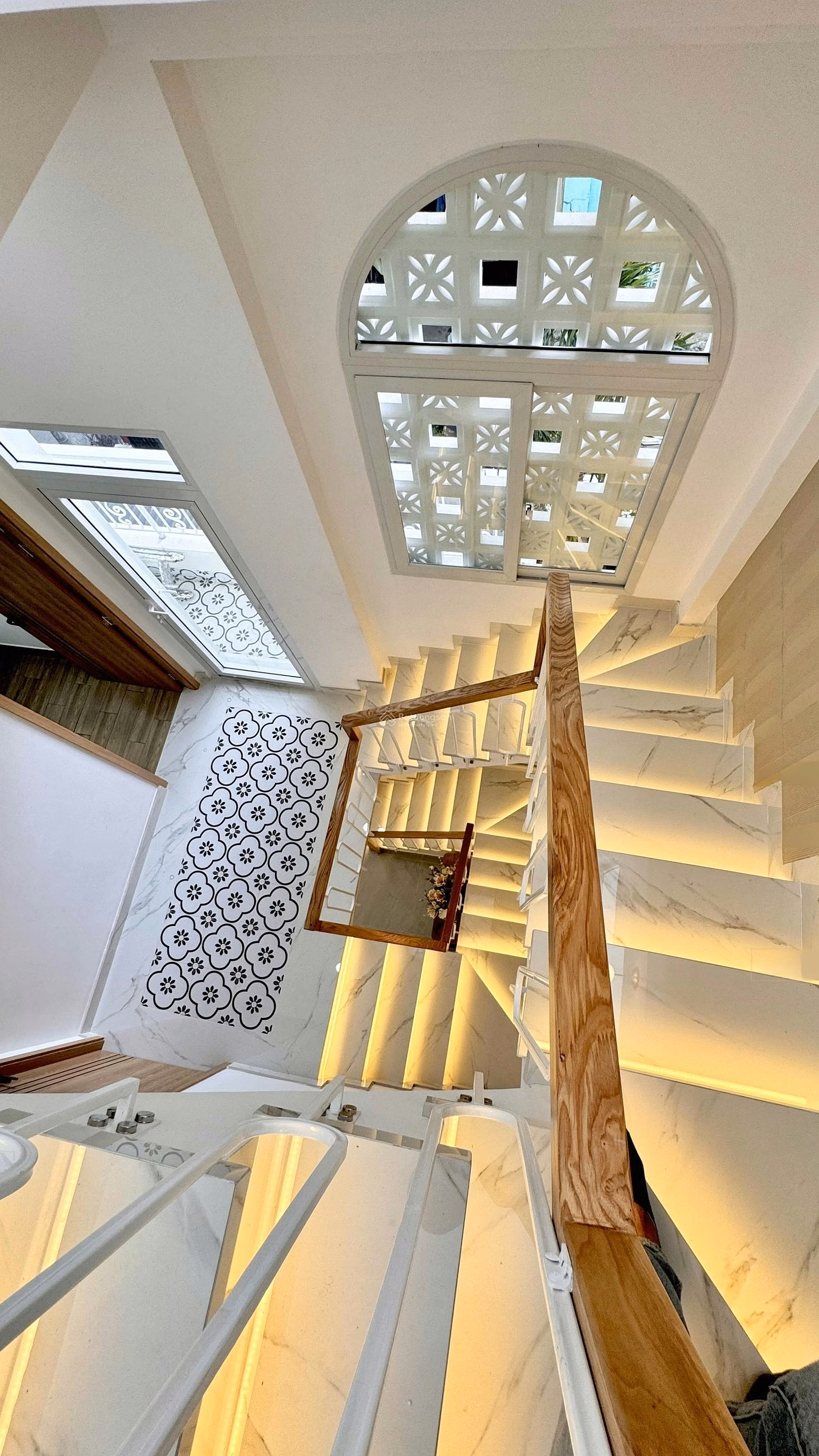 Townhouse 6m wide, solidly built, 3 floors, 4 bedrooms, usable area 109m2, good price