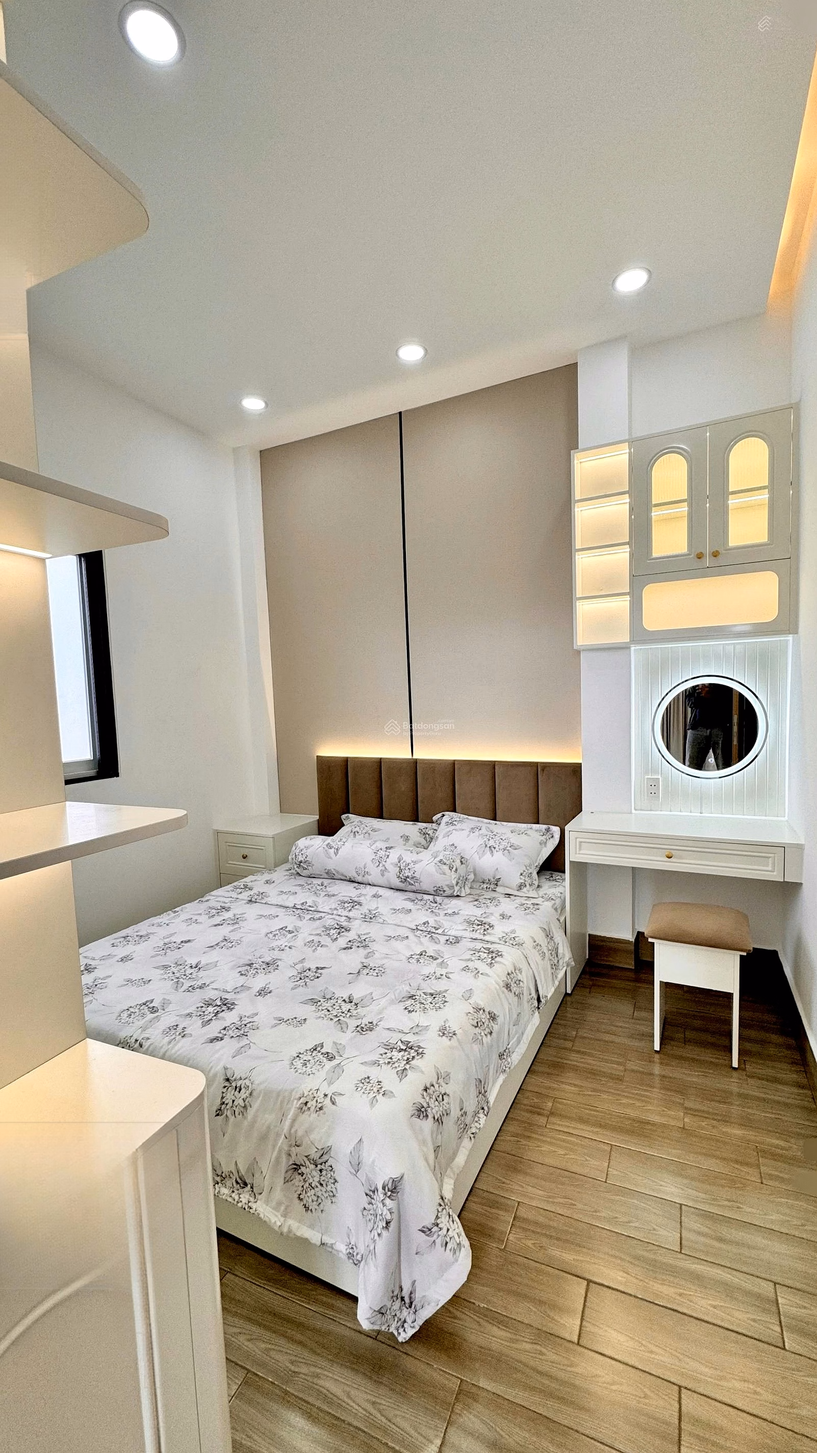 Townhouse 6m wide, solidly built, 3 floors, 4 bedrooms, usable area 109m2, good price