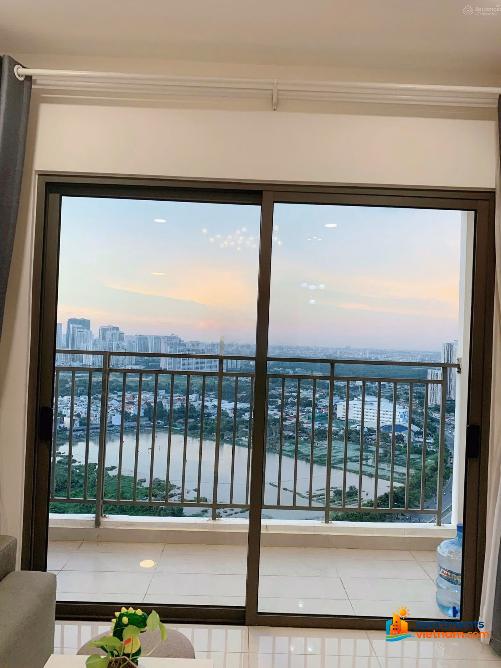 Exclusive owner to sell 90m² 3-bedroom apartment priced at 8 billion all in. Central tower, high floor.