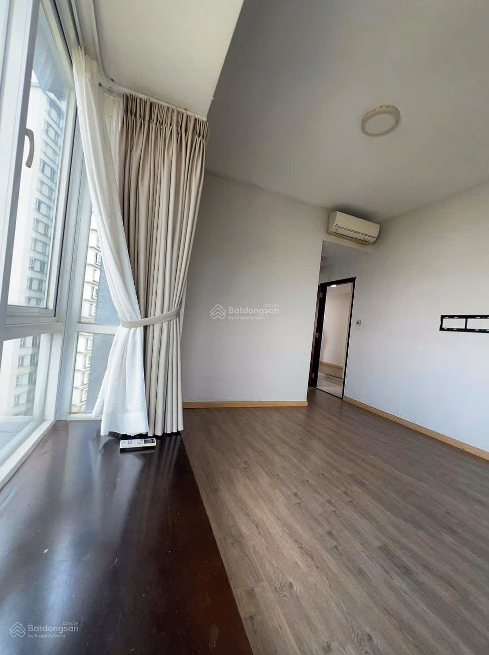 Apartment for rent: 117m2-3 bedrooms-2WC, furniture: cold, hot, curtain, sofa, price: 15 million/month at CC Phu My, District 7