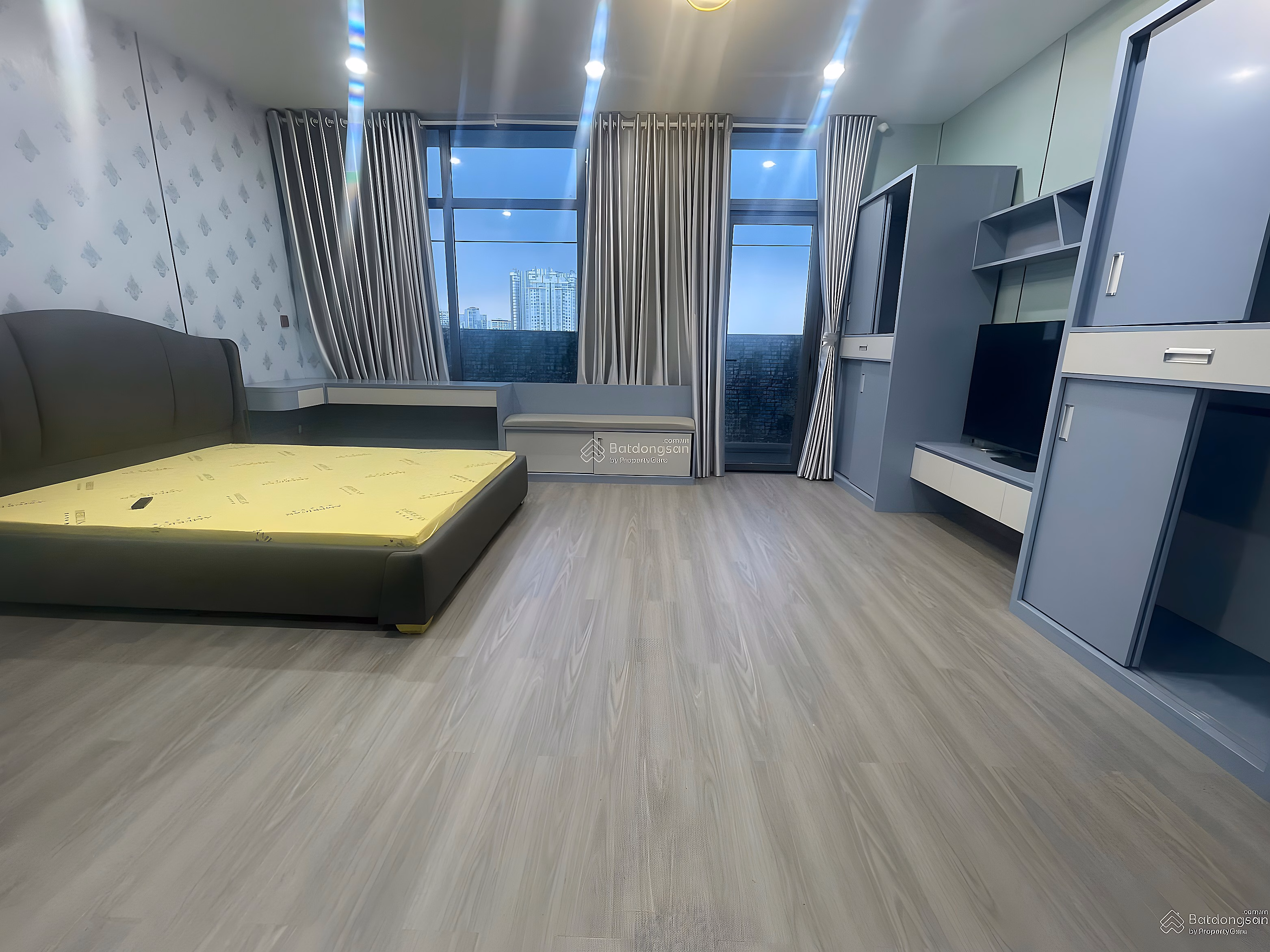 Q7 Boulevard apartment for rent with fully furnished studio facing the balcony
