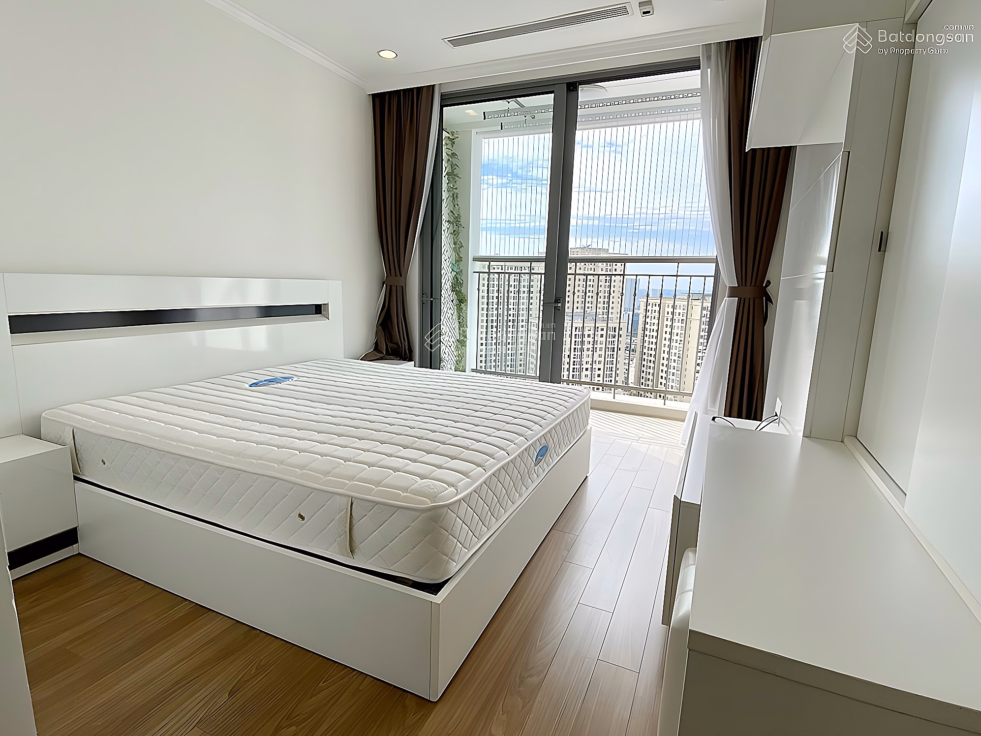 Selling a beautiful 3-bedroom apartment in Park Hill Premium Times City, 117m2 wide, facing south, school view