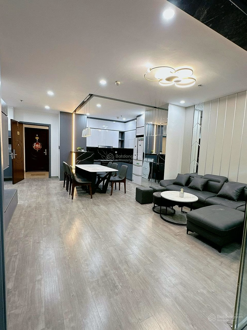 Times City 3-bedroom apartment for sale 110m2 for 11.5 billion including fully furnished nearly 700 million, a little more than 100 million/m2