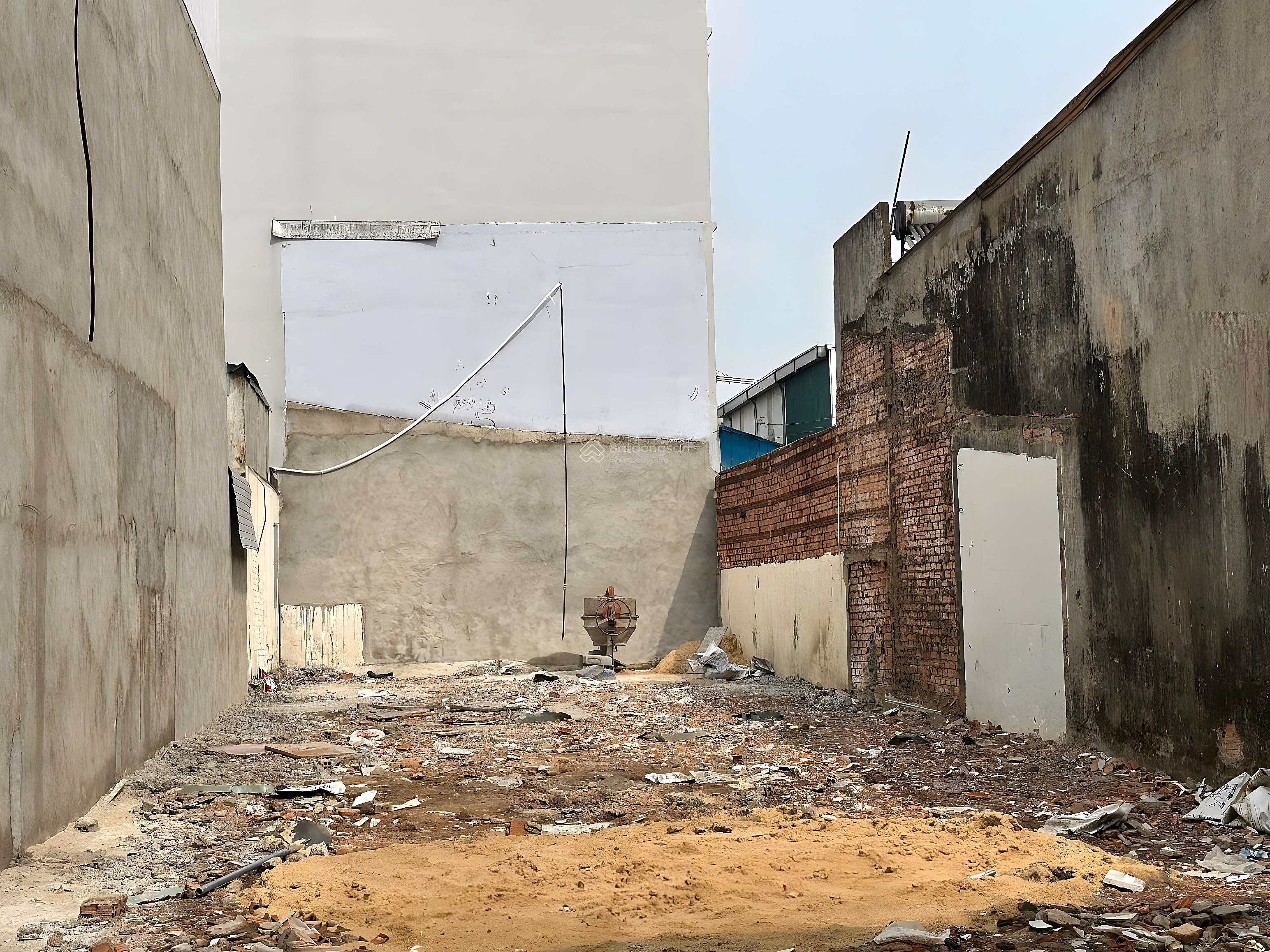 The owner sold the land in front of Thoi An 10 street 20% cheaper than the market