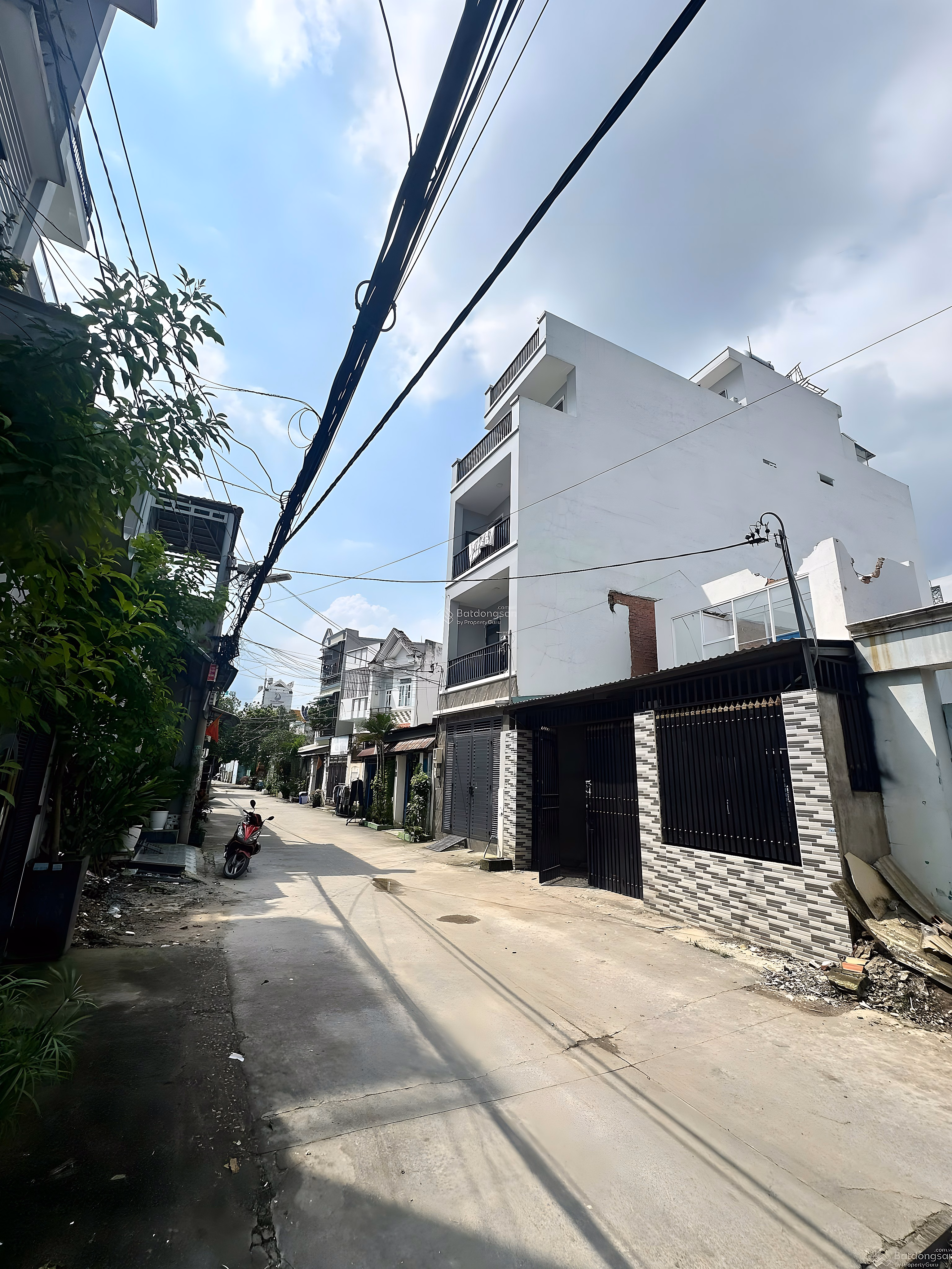 The owner sold the land in front of Thoi An 10 street 20% cheaper than the market