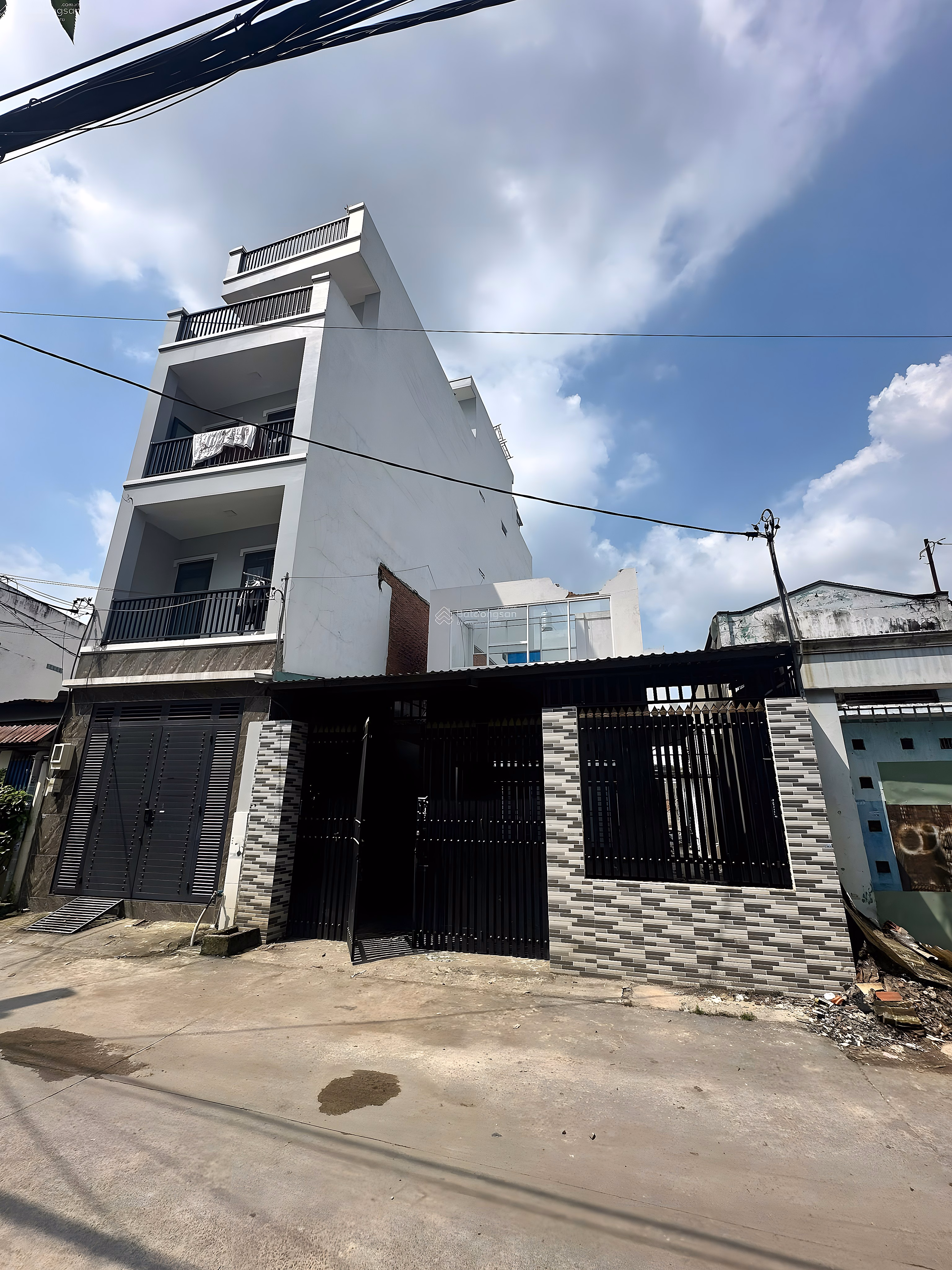 The owner sold the land in front of Thoi An 10 street 20% cheaper than the market
