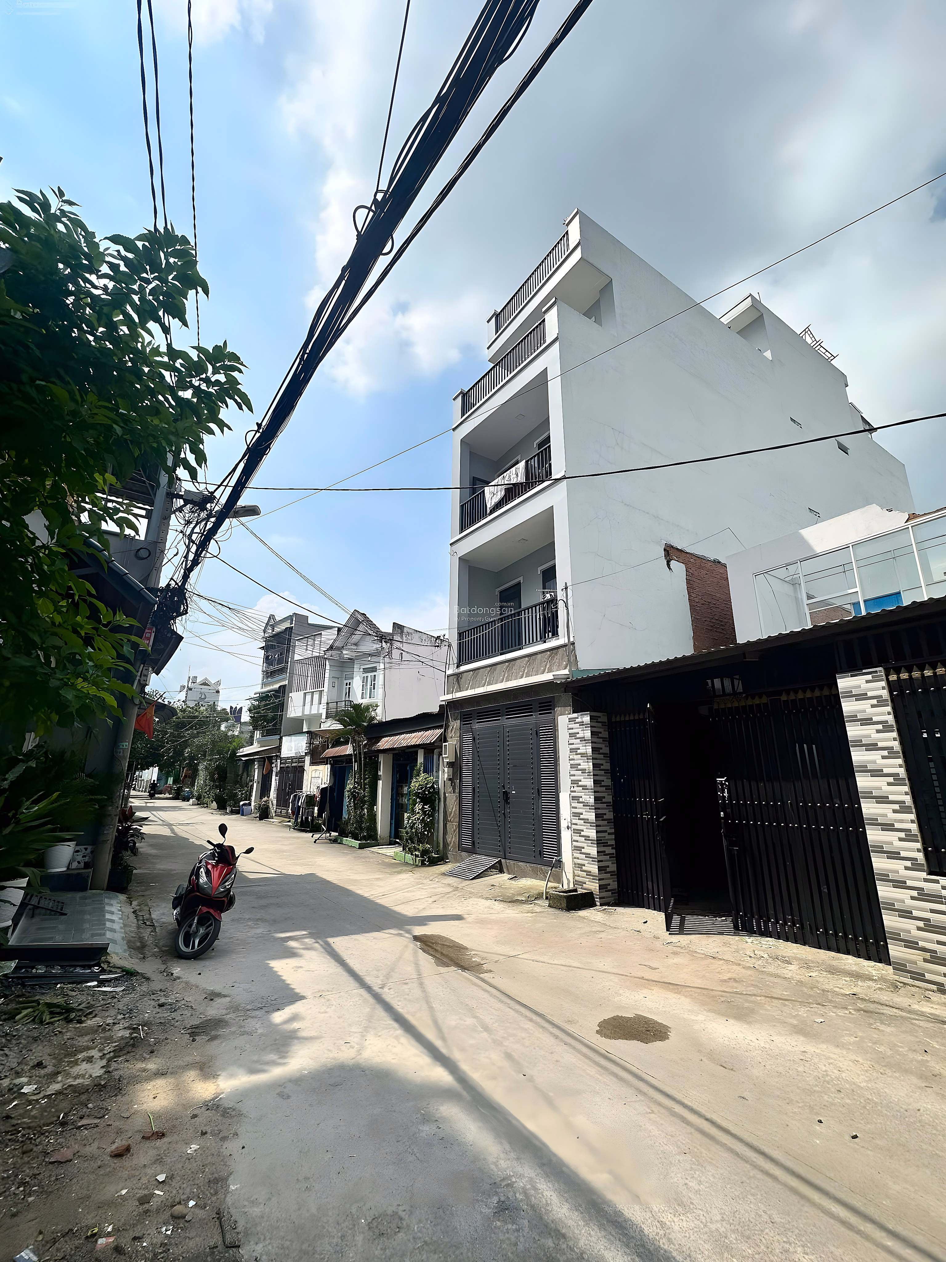 The owner sold the land in front of Thoi An 10 street 20% cheaper than the market