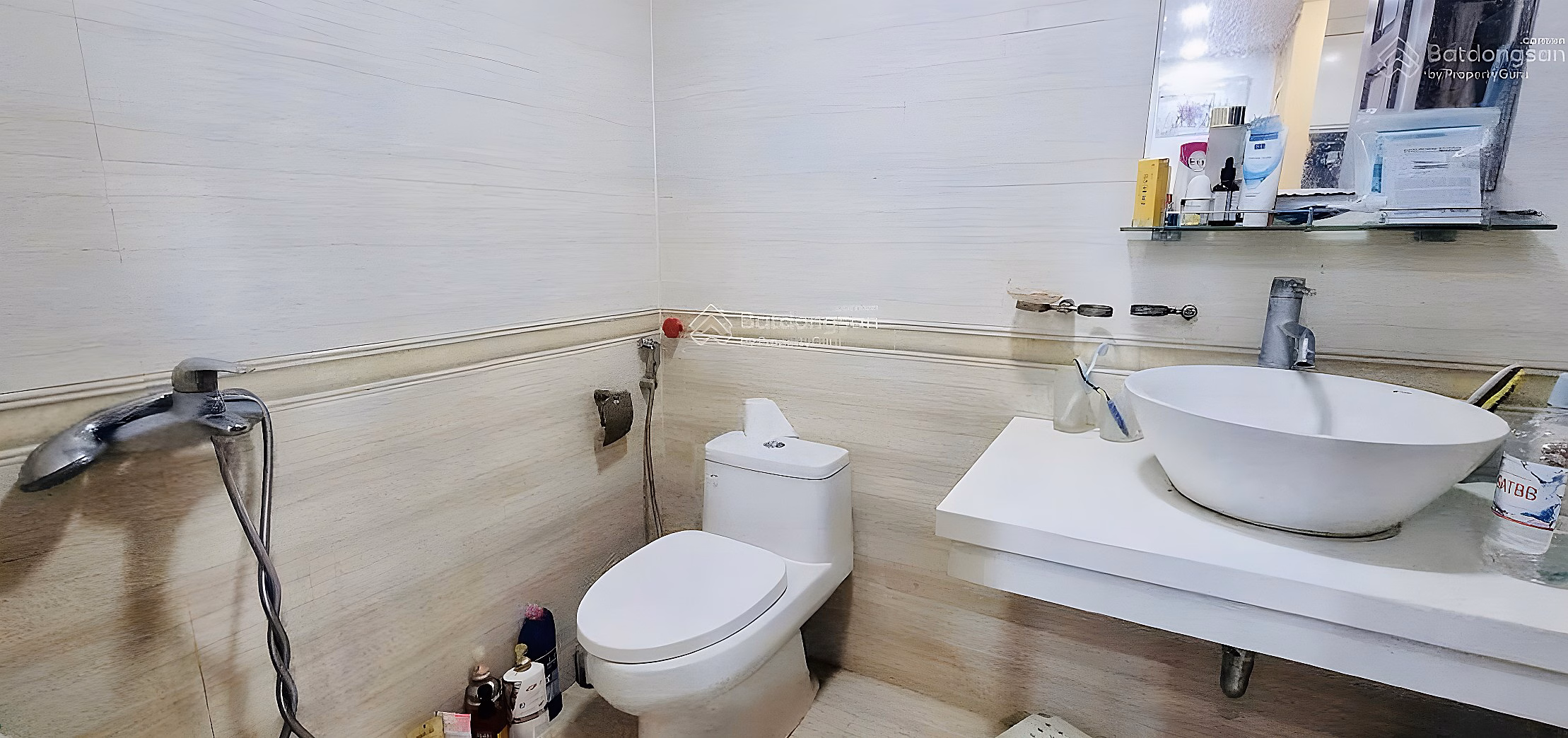 The owner moved to Saigon and urgently sold the 95.5m2 apartment with 3 bedrooms on the 8th floor, building 2A Vinaconex 7 Ho Tung Mau
