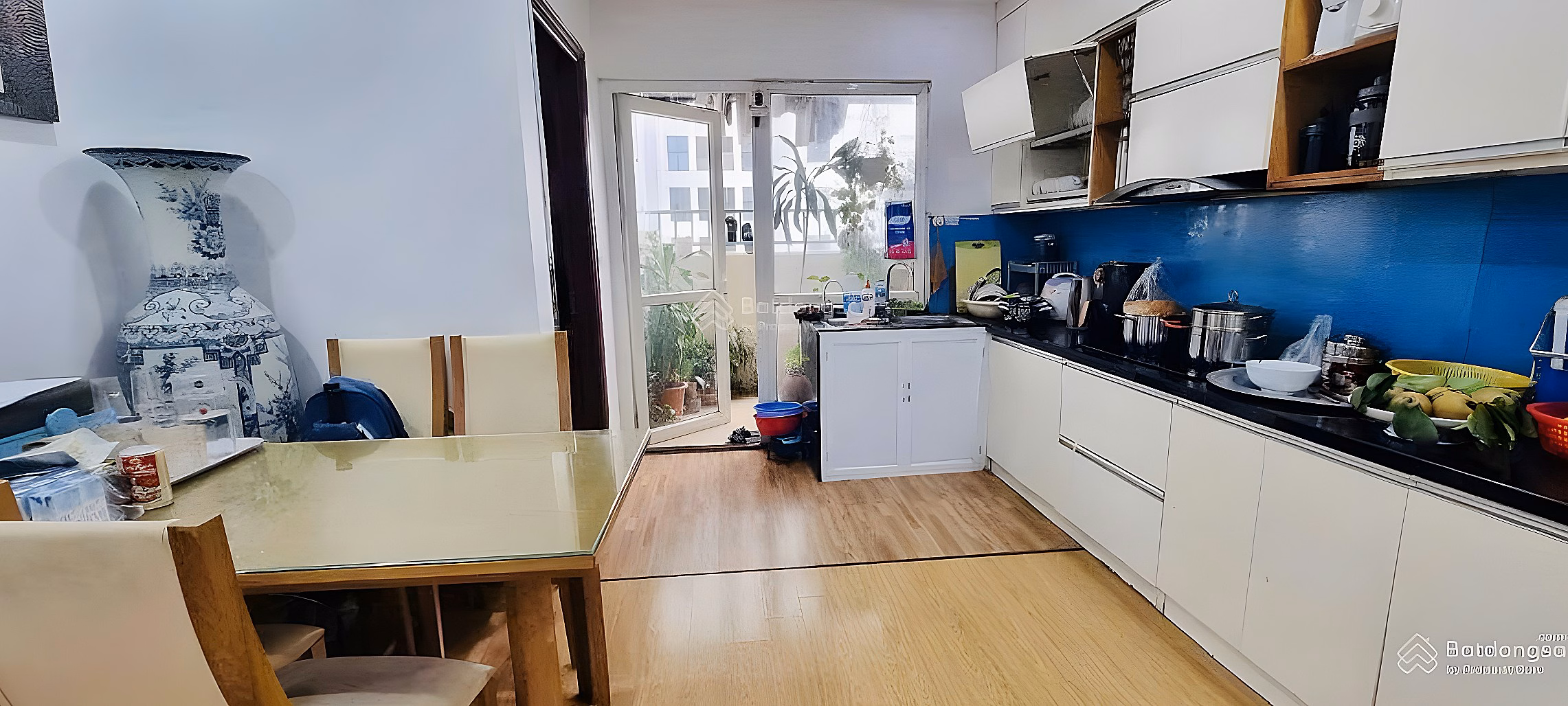 The owner moved to Saigon and urgently sold the 95.5m2 apartment with 3 bedrooms on the 8th floor, building 2A Vinaconex 7 Ho Tung Mau