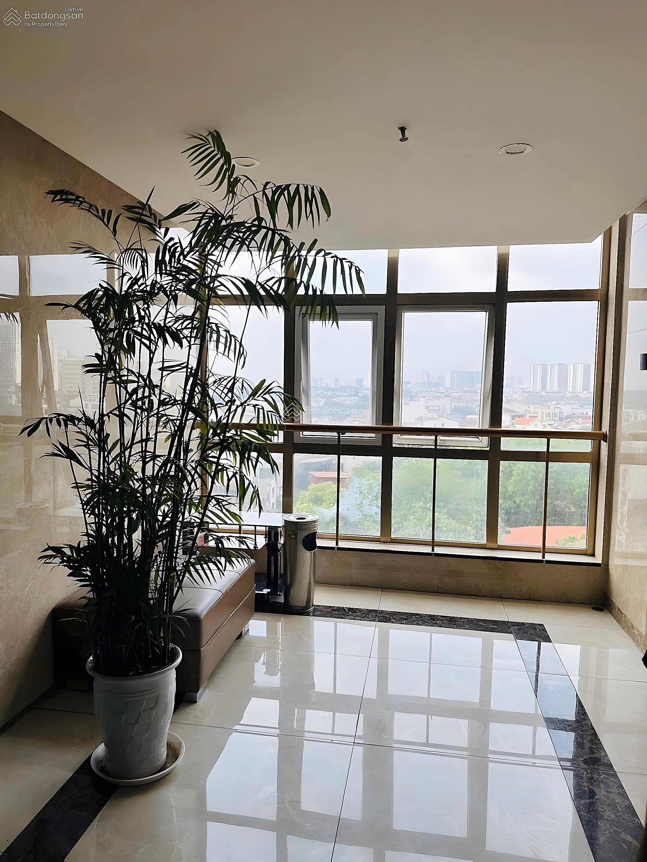 The owner moved to Saigon and urgently sold the 95.5m2 apartment with 3 bedrooms on the 8th floor, building 2A Vinaconex 7 Ho Tung Mau