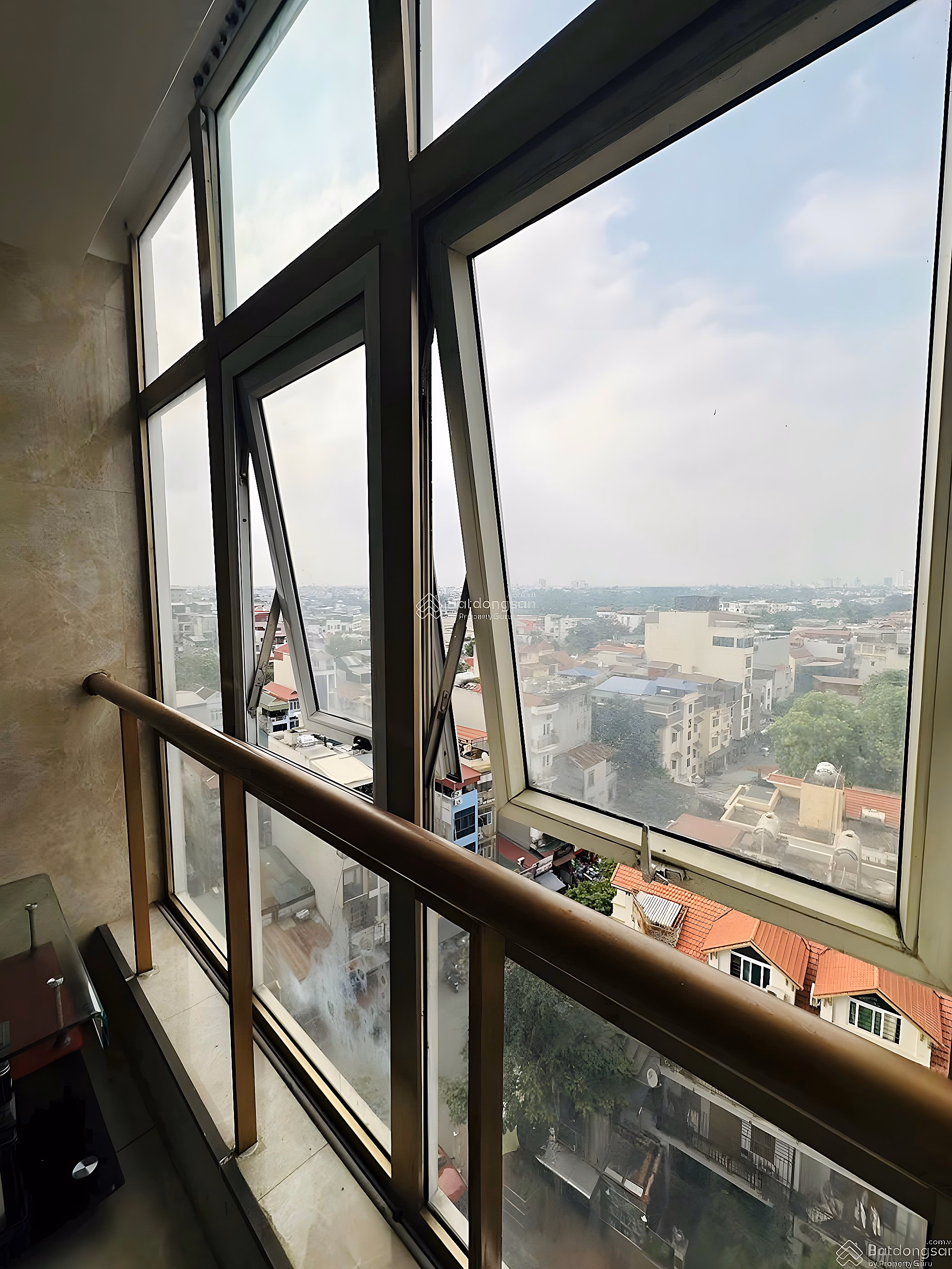 The owner moved to Saigon and urgently sold the 95.5m2 apartment with 3 bedrooms on the 8th floor, building 2A Vinaconex 7 Ho Tung Mau