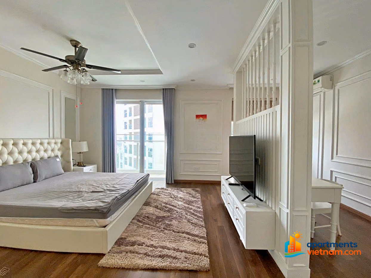 LUXURY APARTMENT FOR RENT L4 CIPUTRA BUILDING VIEW FULL GOLF COURSE, GOOD EQUIPMENT, JUST PLEASE WORK IN