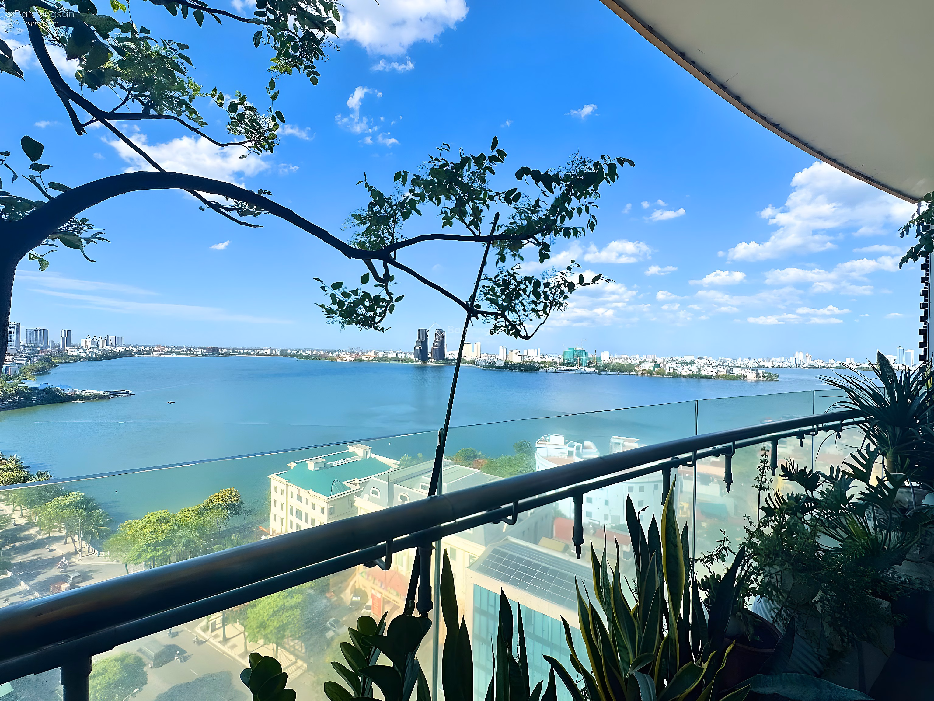 2 bedroom apartment, 130m2 wide, beautiful view of West Lake for rent immediately