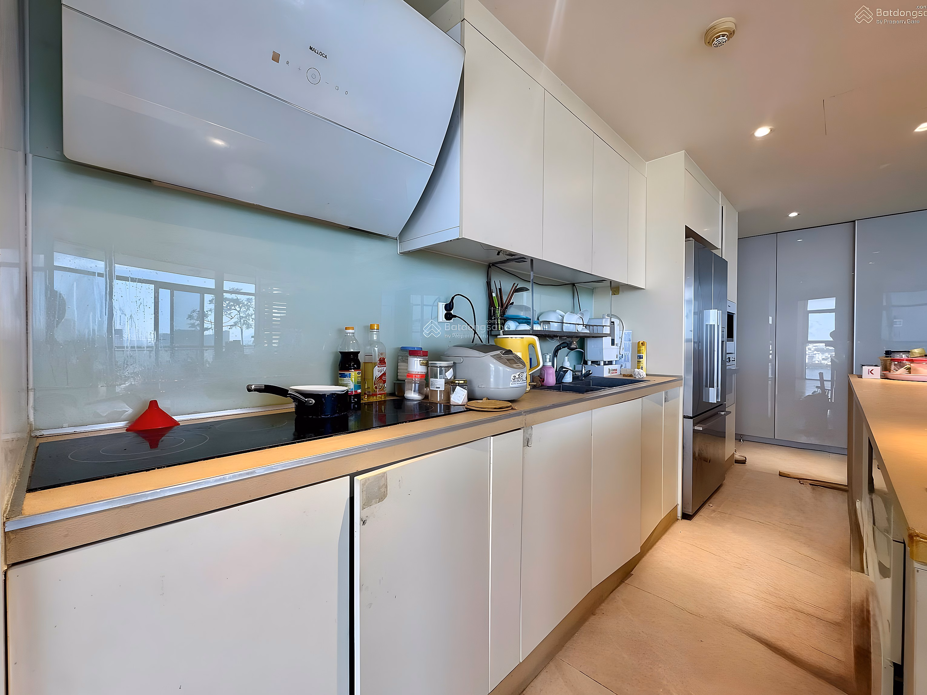 2 bedroom apartment, 130m2 wide, beautiful view of West Lake for rent immediately