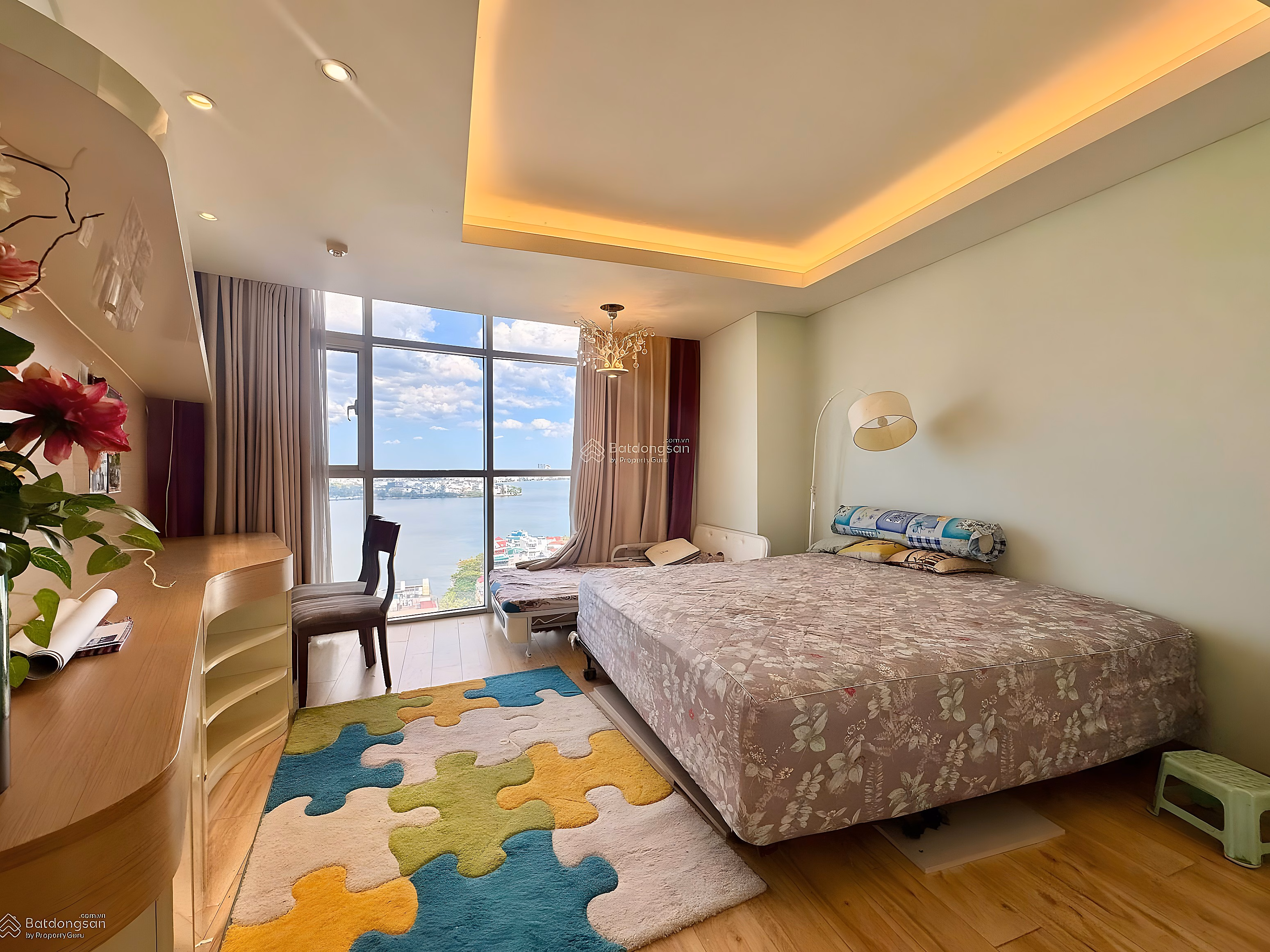 2 bedroom apartment, 130m2 wide, beautiful view of West Lake for rent immediately