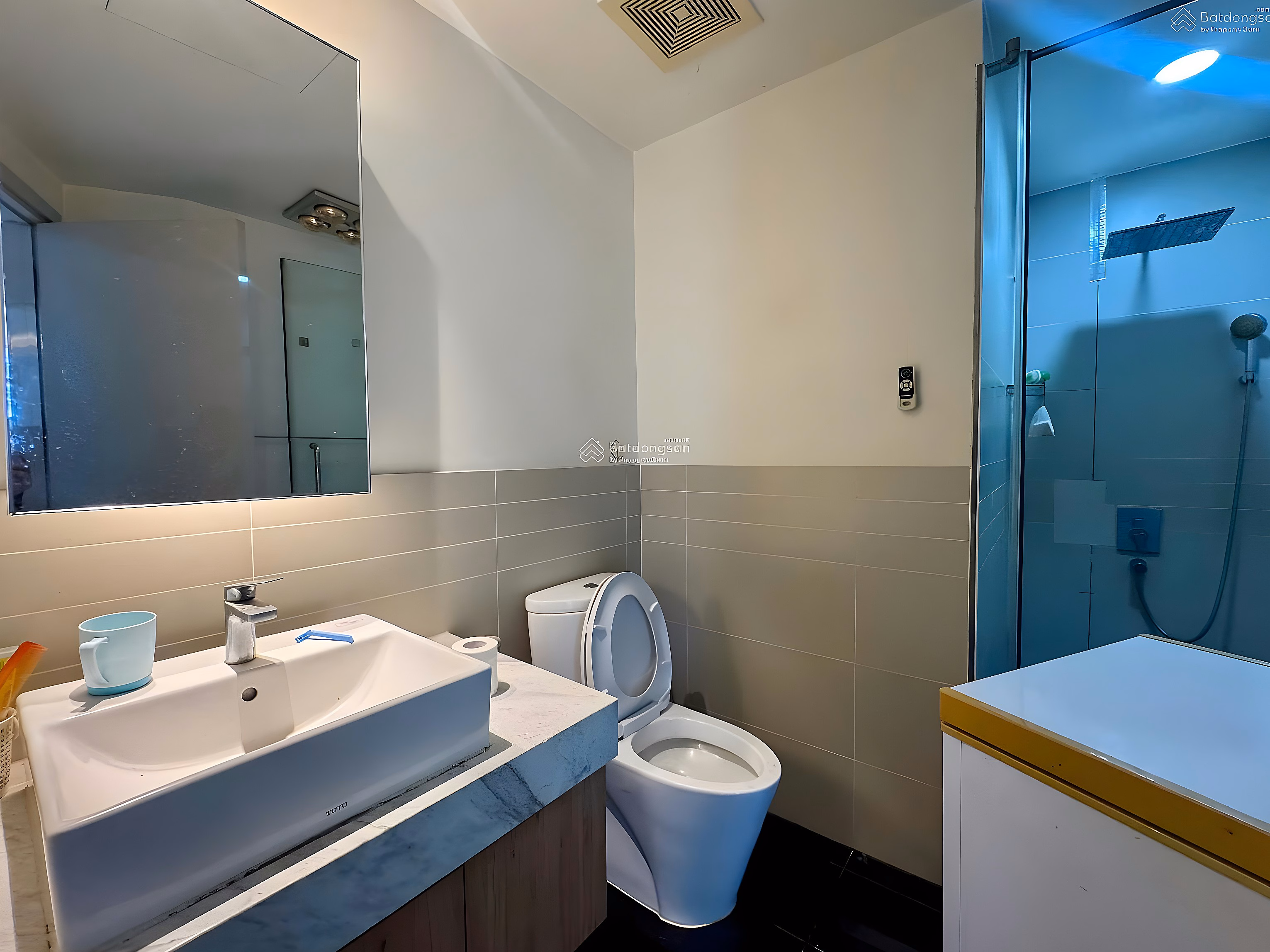 2 bedroom apartment, 130m2 wide, beautiful view of West Lake for rent immediately