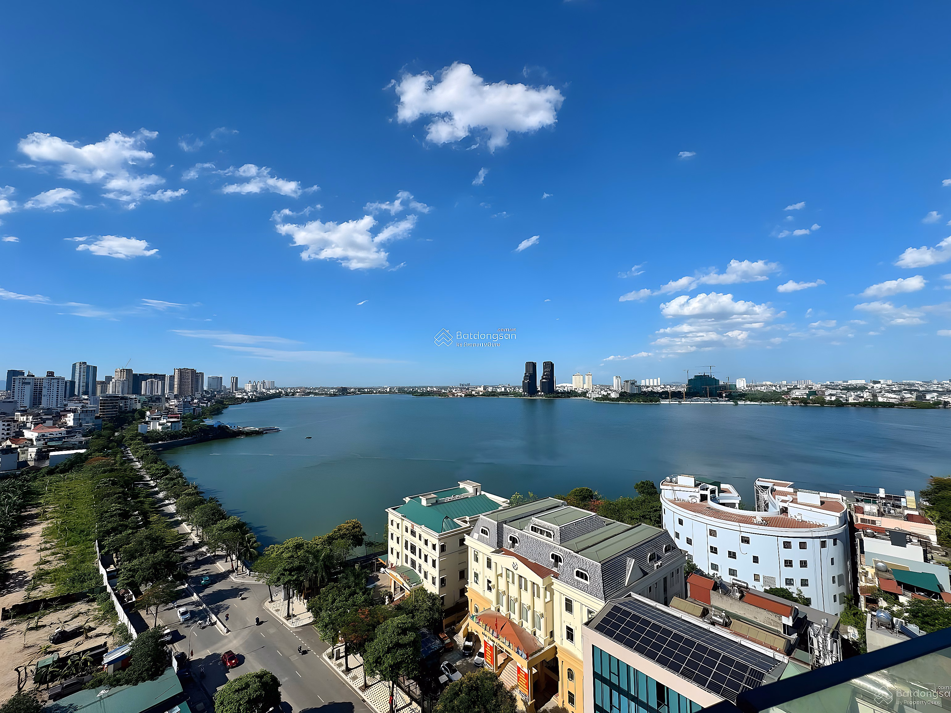 2 bedroom apartment, 130m2 wide, beautiful view of West Lake for rent immediately