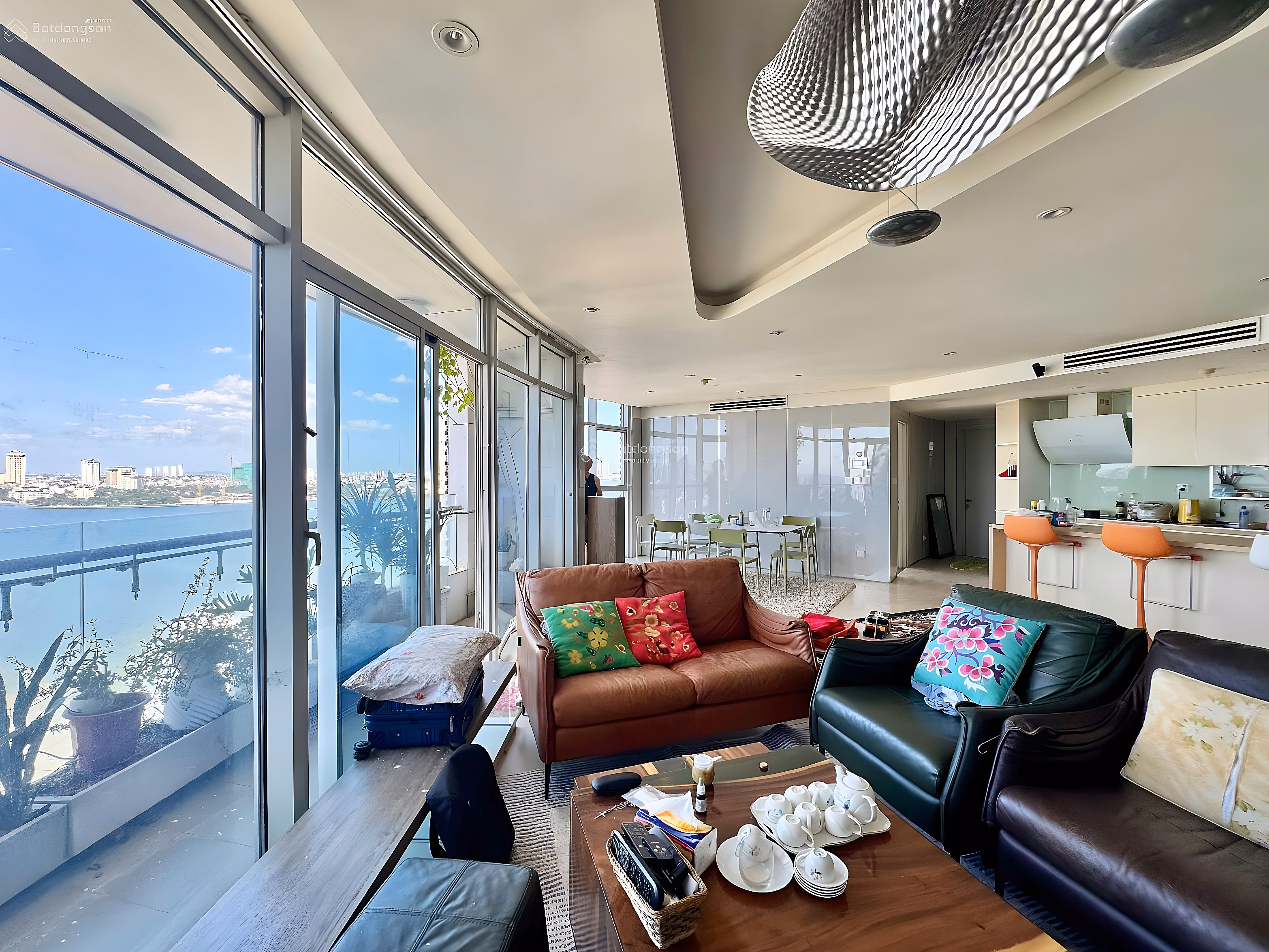 2 bedroom apartment, 130m2 wide, beautiful view of West Lake for rent immediately