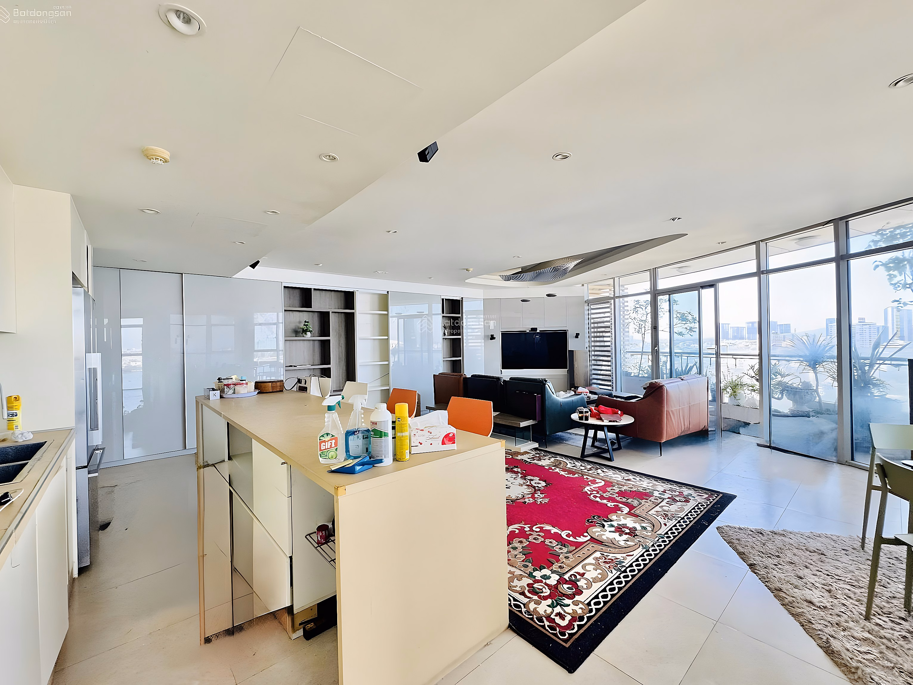 2 bedroom apartment, 130m2 wide, beautiful view of West Lake for rent immediately