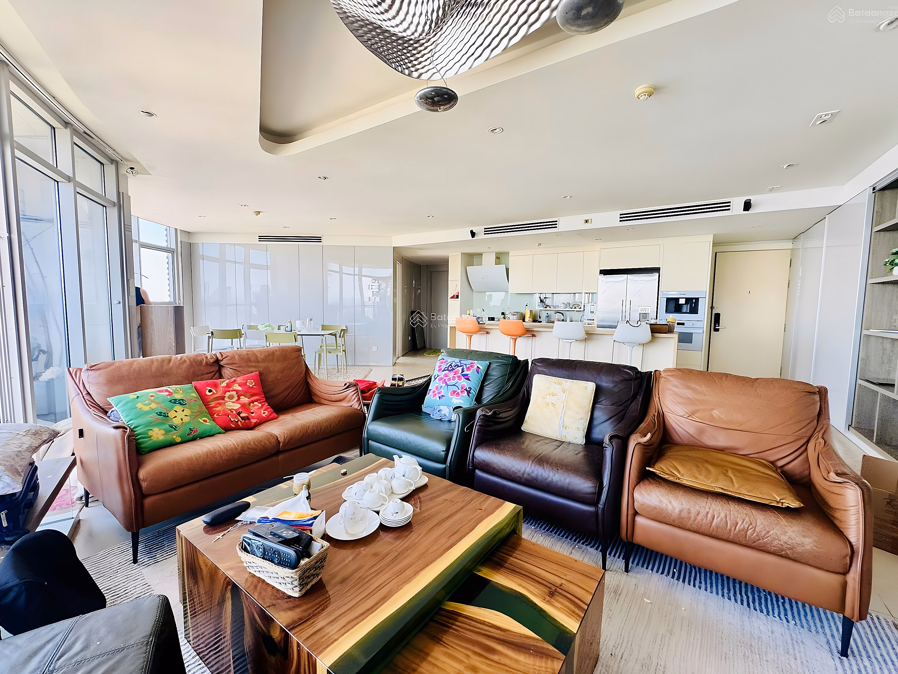 2 bedroom apartment, 130m2 wide, beautiful view of West Lake for rent immediately