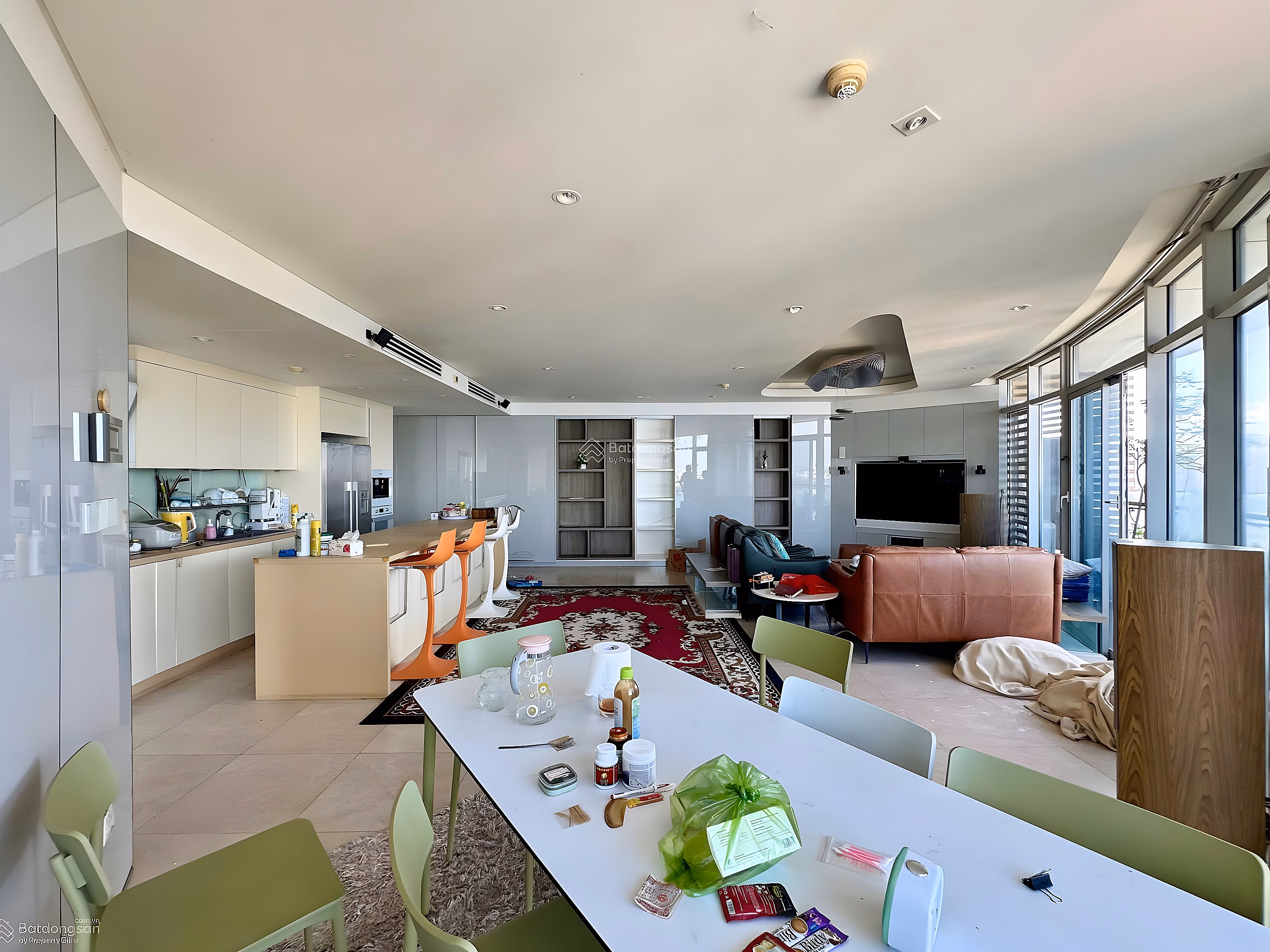 2 bedroom apartment, 130m2 wide, beautiful view of West Lake for rent immediately