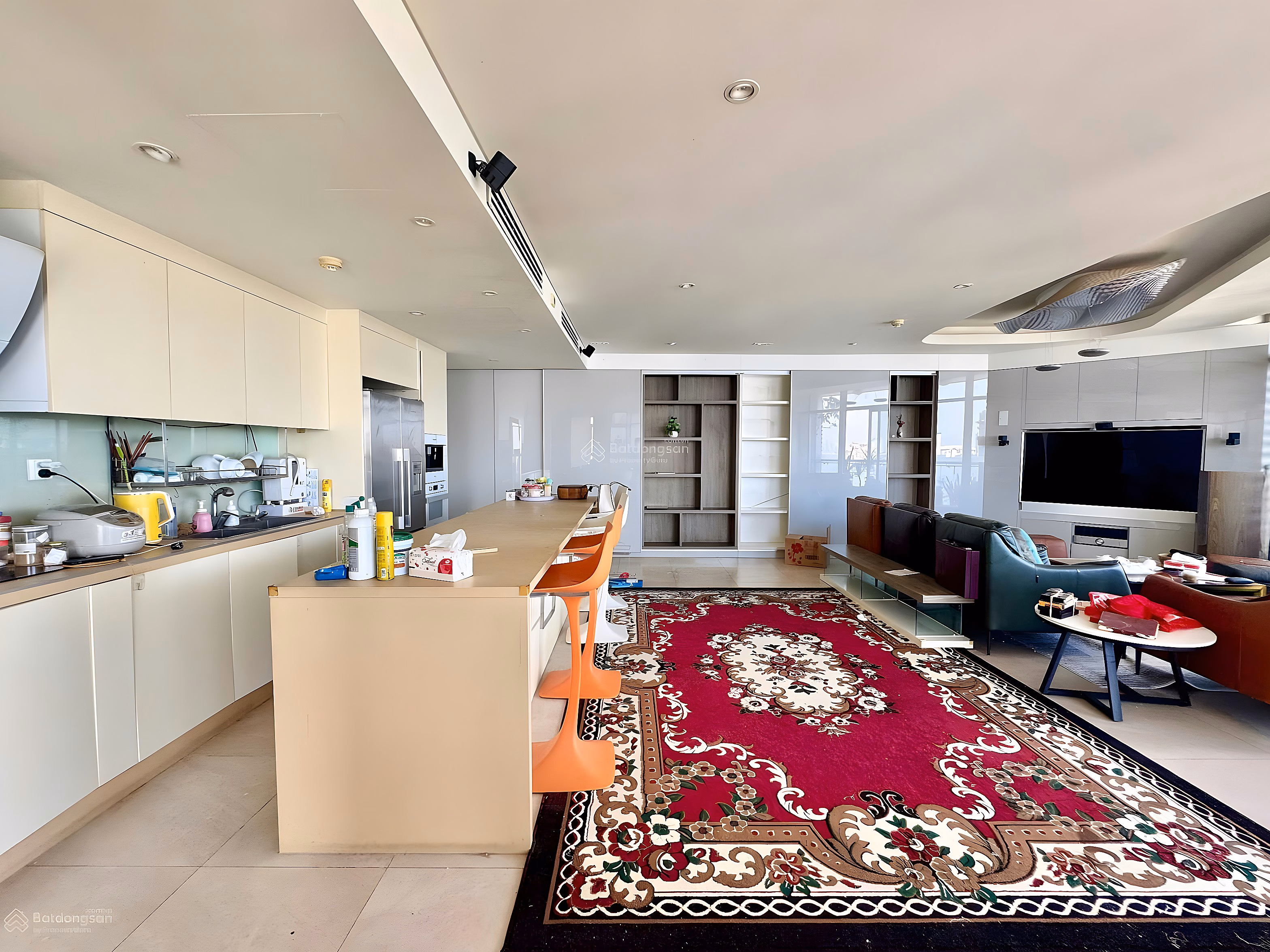 2 bedroom apartment, 130m2 wide, beautiful view of West Lake for rent immediately