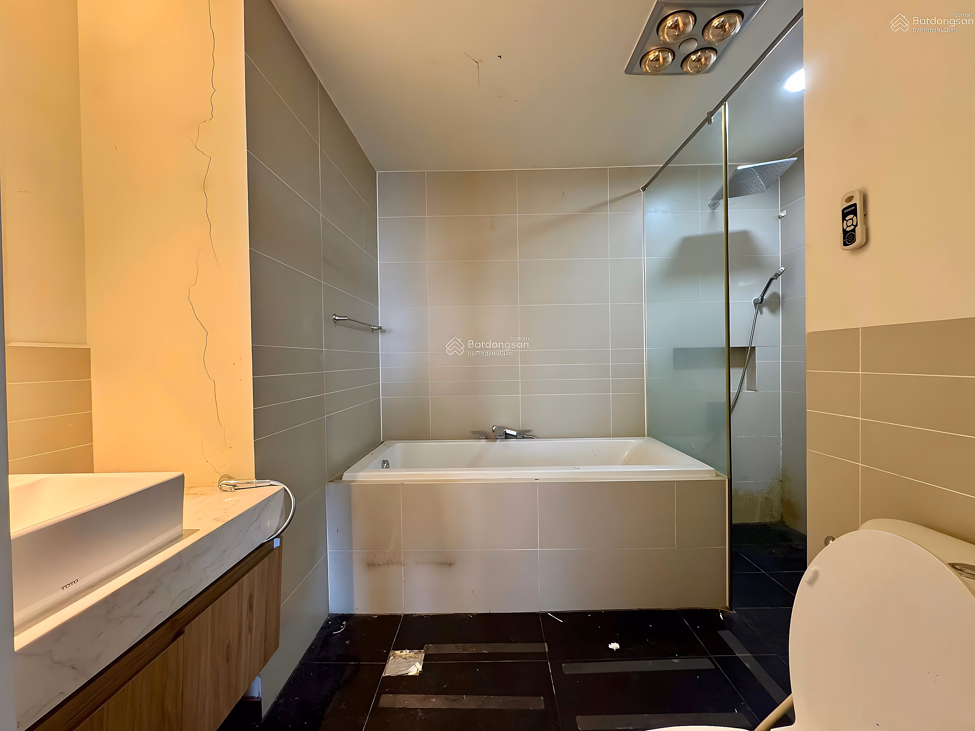 2 bedroom apartment, 130m2 wide, beautiful view of West Lake for rent immediately
