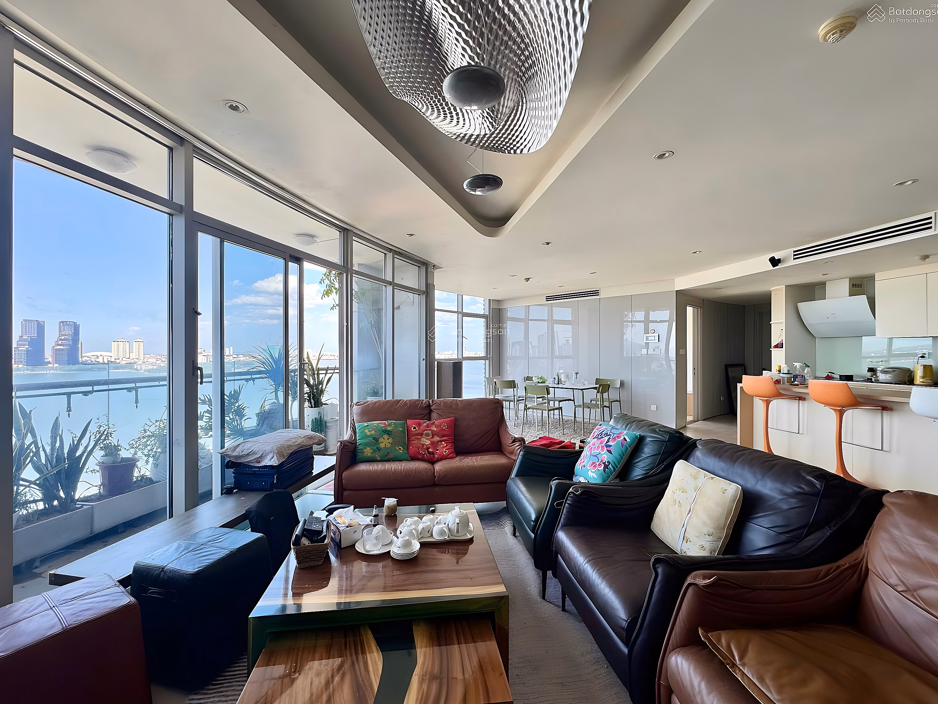 2 bedroom apartment, 130m2 wide, beautiful view of West Lake for rent immediately